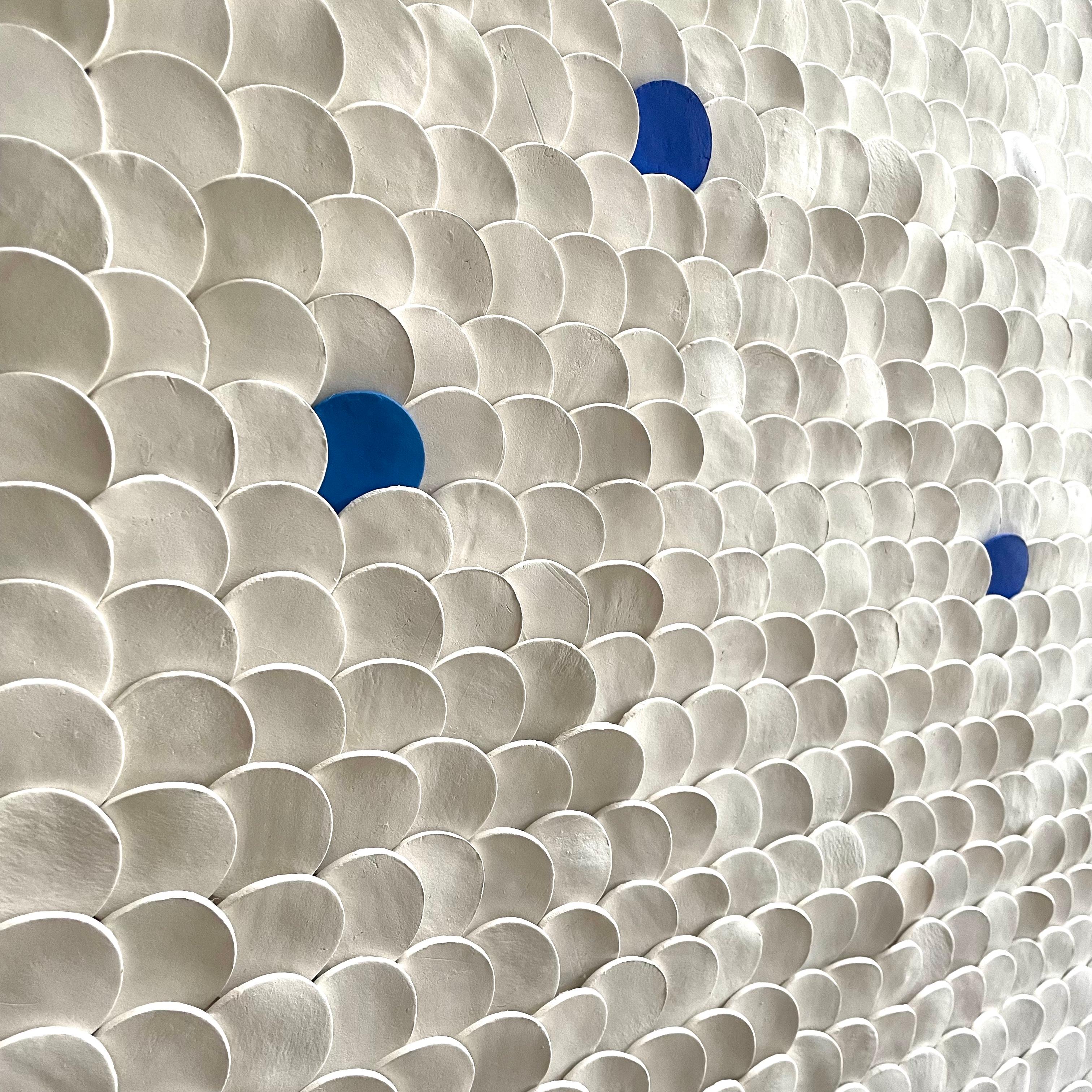Squamae 8 - Blau, Silber, Weiß 3D abstrakte geometrische Keramik-Wandkomposition im Angebot 5