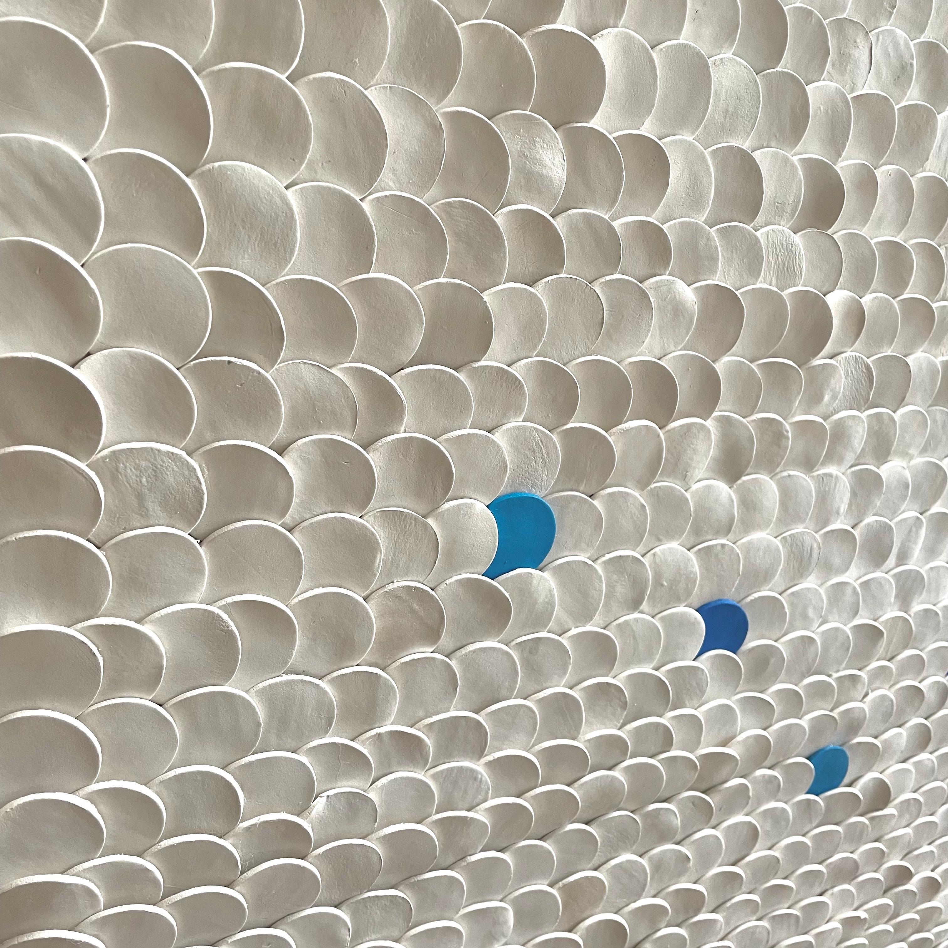 Squamae 8 - Blau, Silber, Weiß 3D abstrakte geometrische Keramik-Wandkomposition im Angebot 6