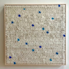 Squamae 8 - composizione astratta geometrica da parete in ceramica blu, argento e bianco 3D