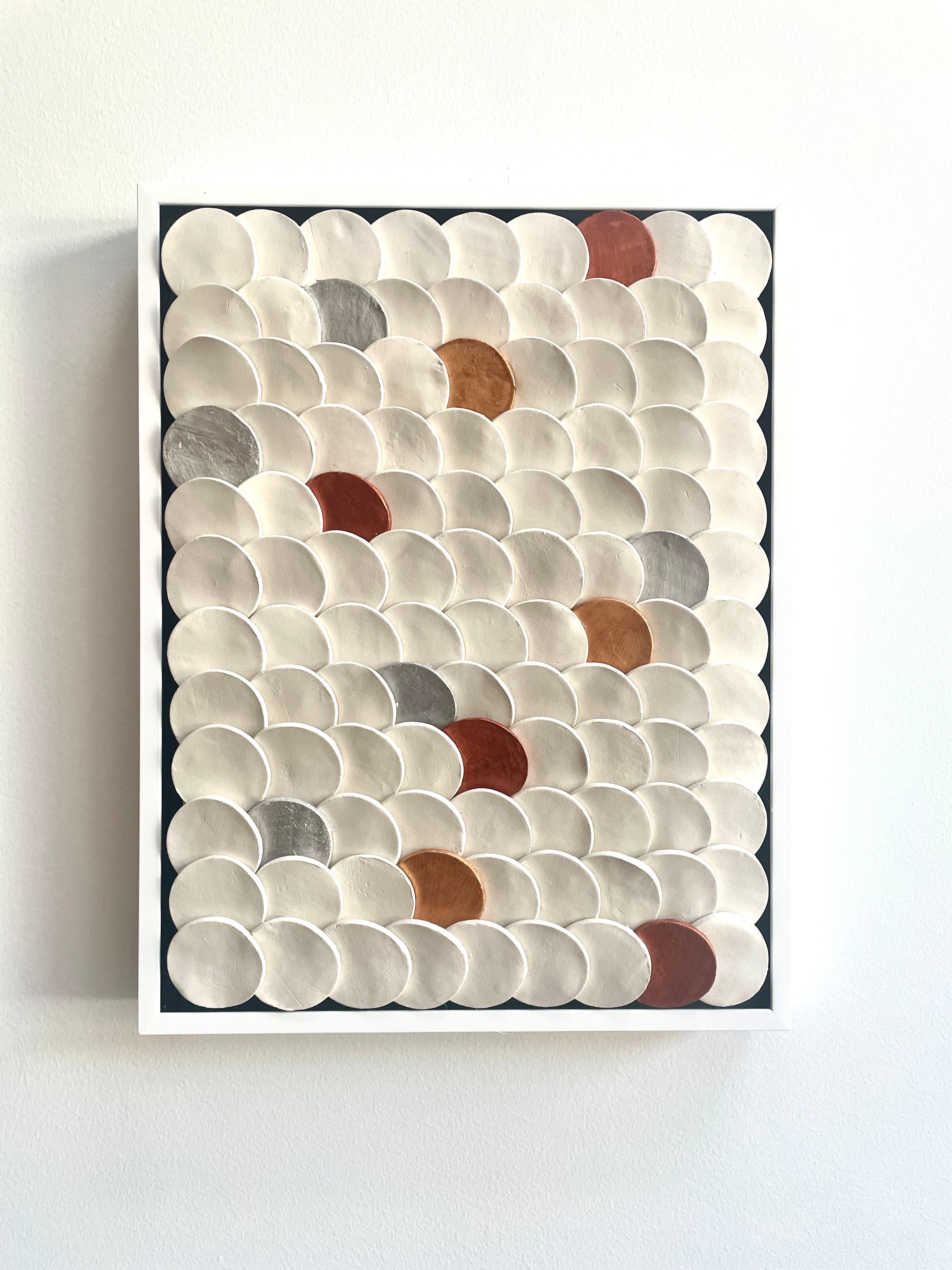 Squamae G2 - composizione geometrica astratta 3D da parete in ceramica, oro, rame e argento - Sculpture di Marie Laforey