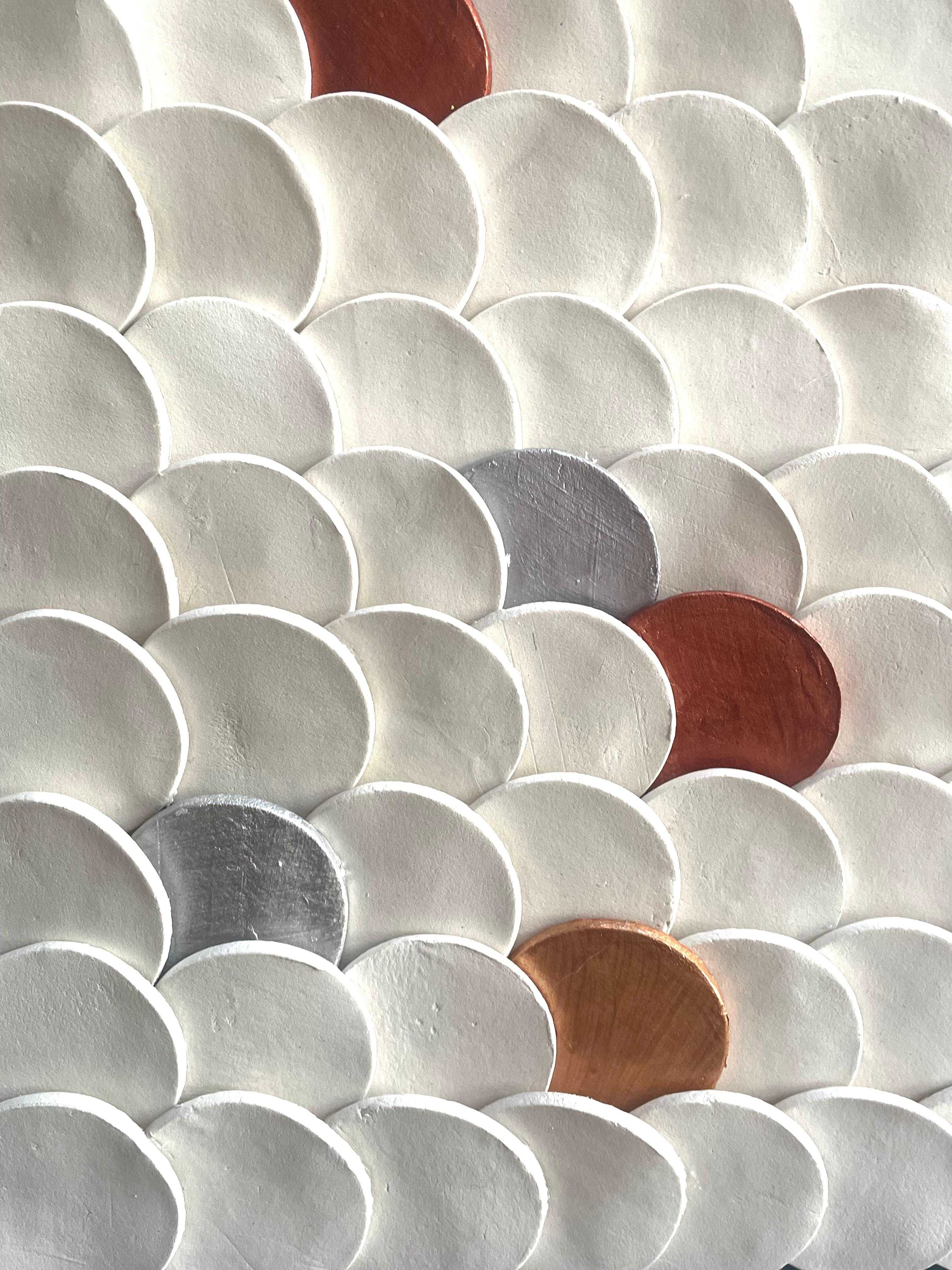 Squamae G2 - composizione geometrica astratta 3D da parete in ceramica, oro, rame e argento - Sculpture Contemporaneo di Marie Laforey