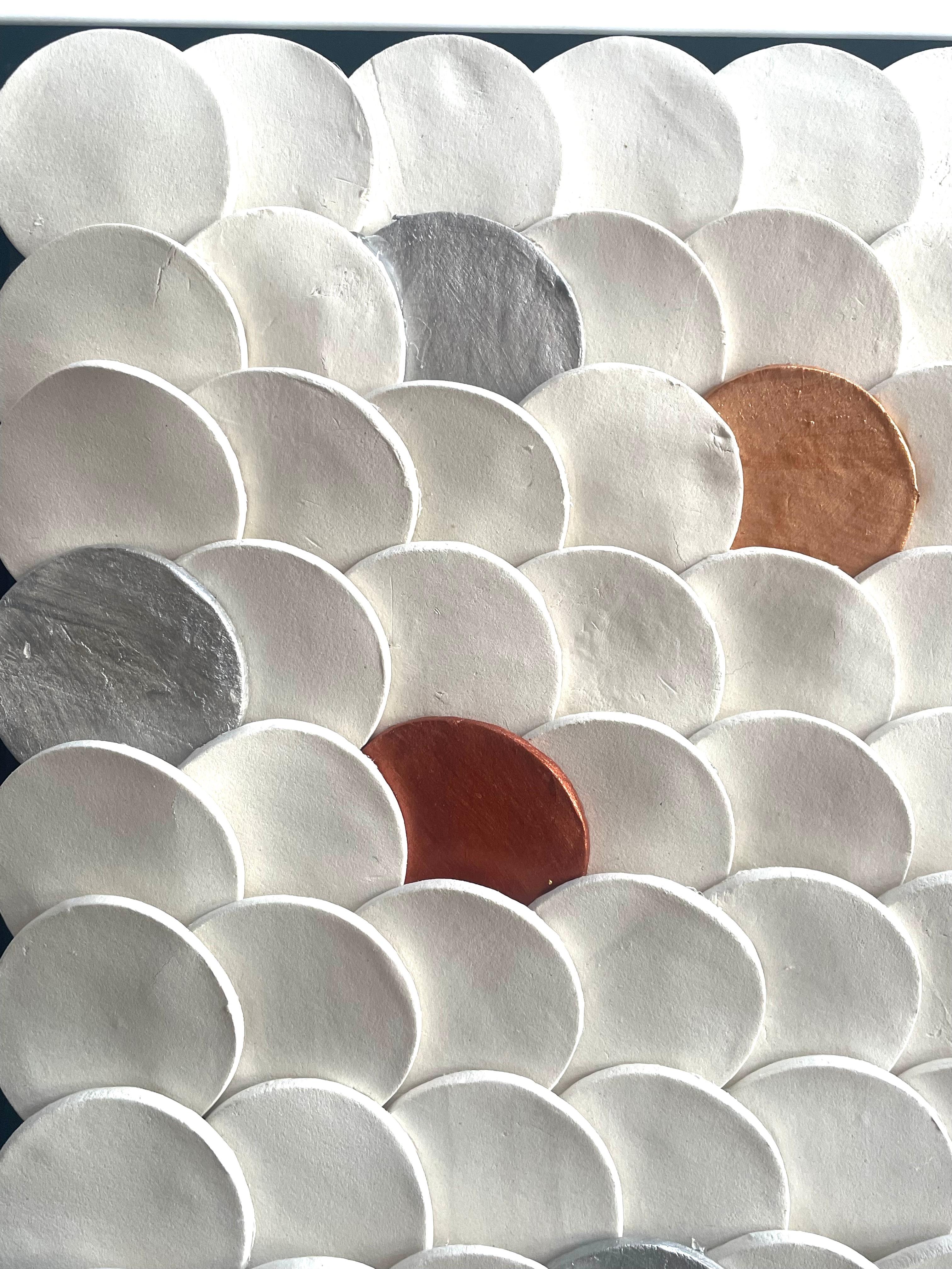 Squamae G2 - composizione geometrica astratta 3D da parete in ceramica, oro, rame e argento - Abstract Sculpture Beige di Marie Laforey