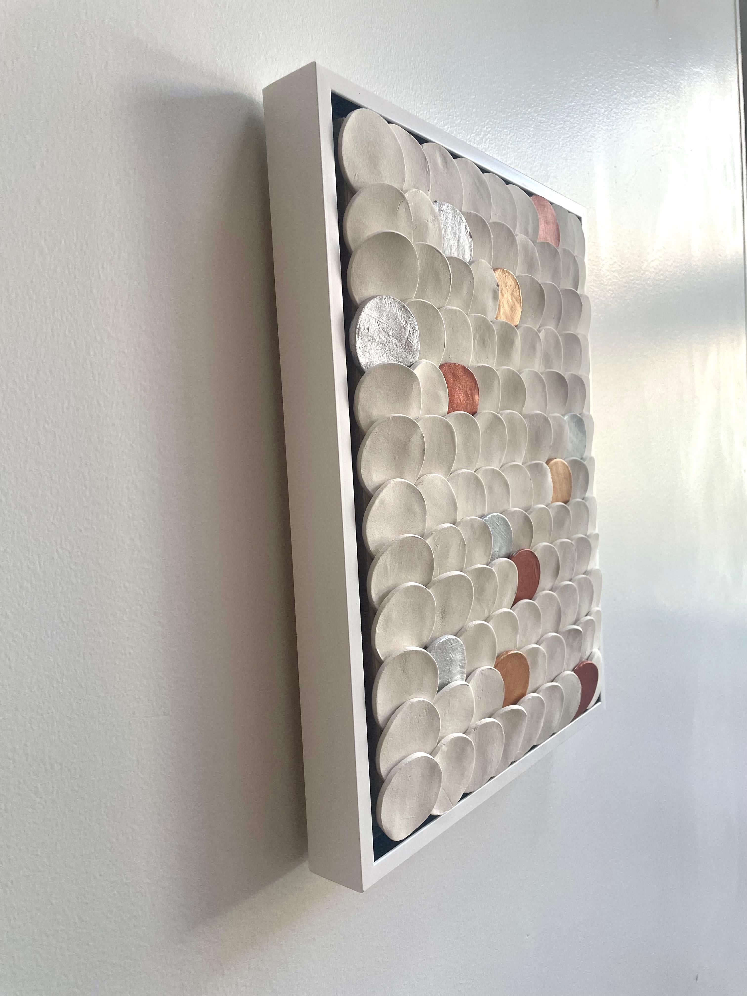 Squamae G2 - composizione geometrica astratta 3D da parete in ceramica, oro, rame e argento in vendita 1