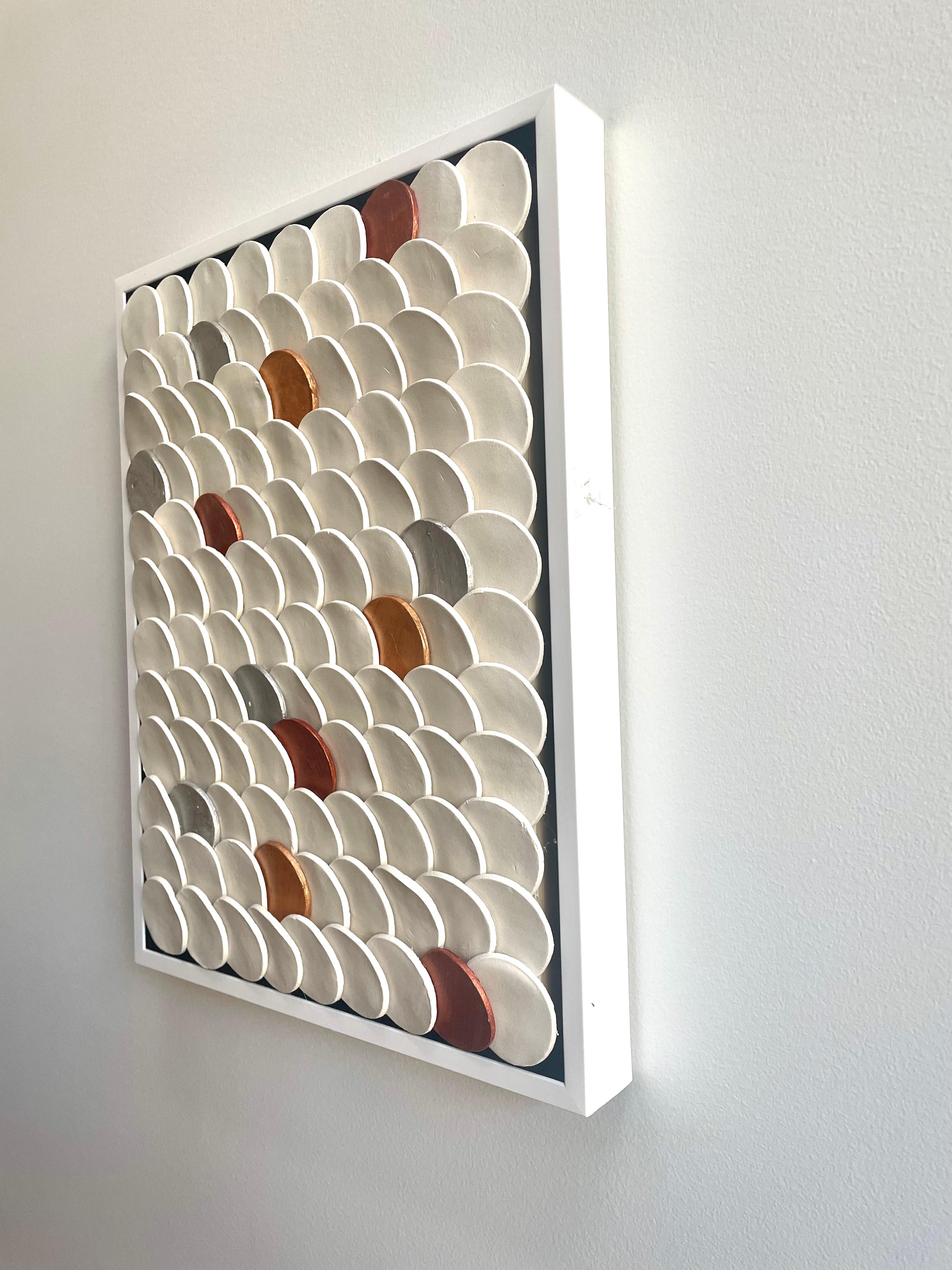 Squamae G2 - composizione geometrica astratta 3D da parete in ceramica, oro, rame e argento in vendita 2