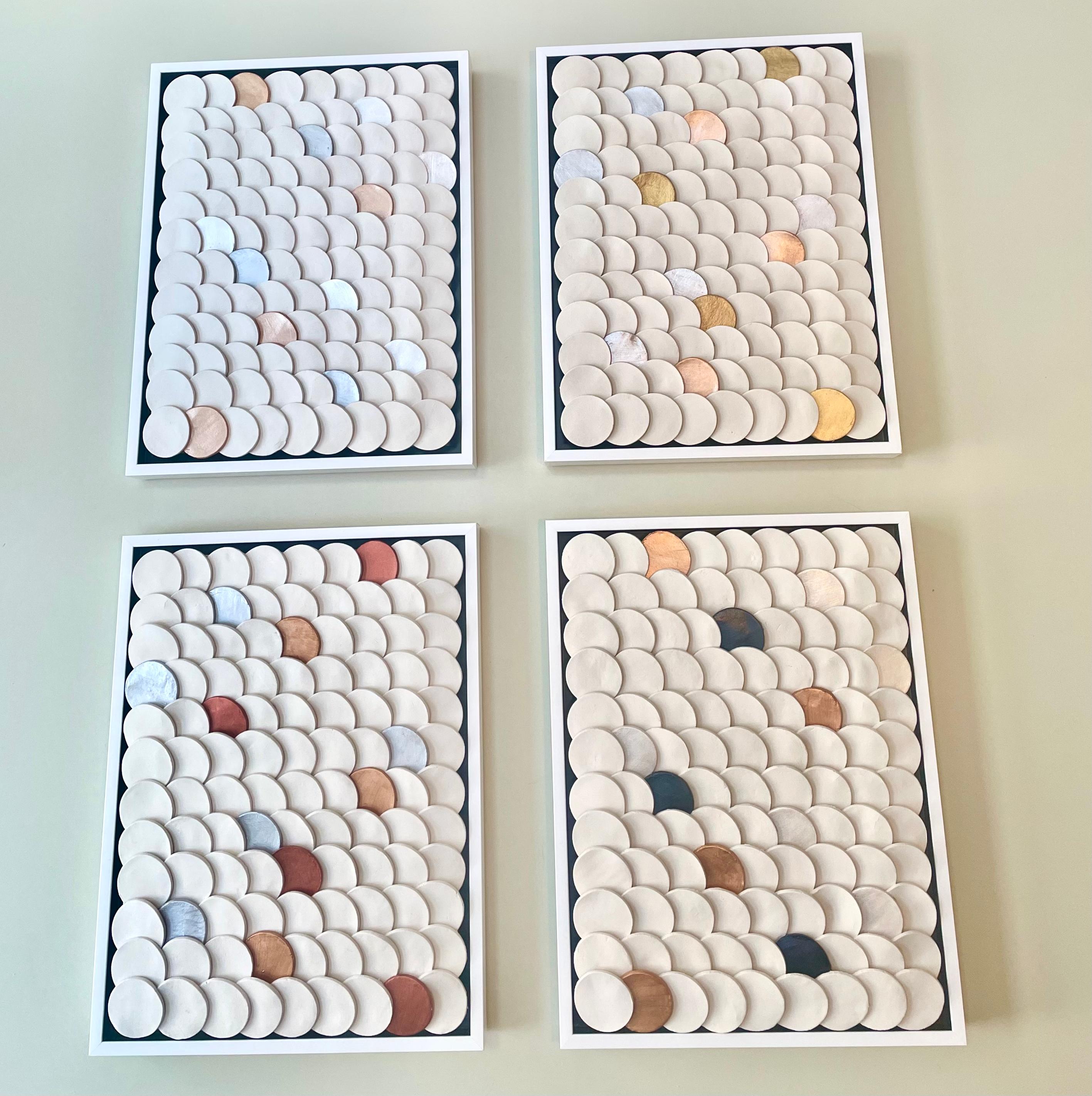 Squamae G2 - composizione geometrica astratta 3D da parete in ceramica, oro, rame e argento in vendita 3