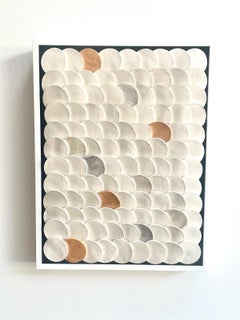 Squamae G4 - composición mural de cerámica abstracta geométrica 3D dorada y plateada