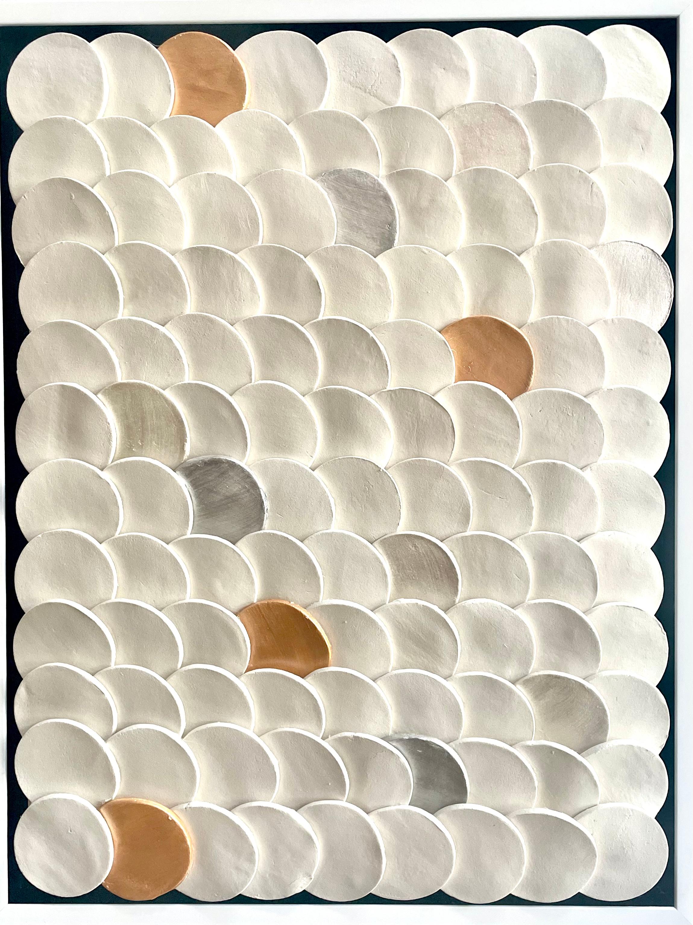 Squamae G4 - composición mural de cerámica abstracta geométrica 3D dorada y plateada