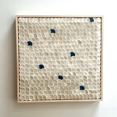 Squamae III - composition murale en céramique géométrique abstraite 3D bleu foncé et blanc