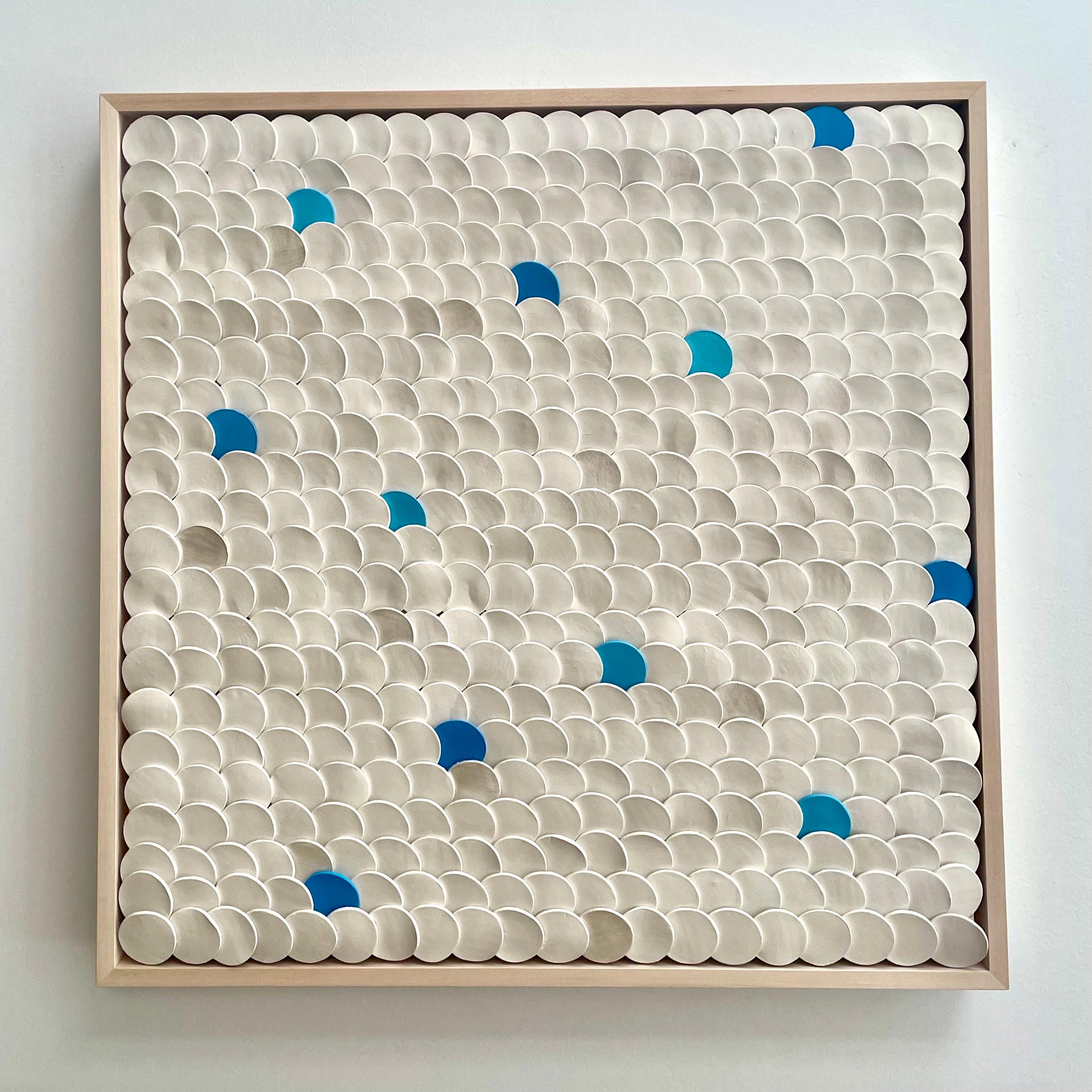 Squamae IX - Blau, Silber, Weiß 3D abstrakte geometrische Keramik-Wandkomposition (Zeitgenössisch), Mixed Media Art, von Marie Laforey