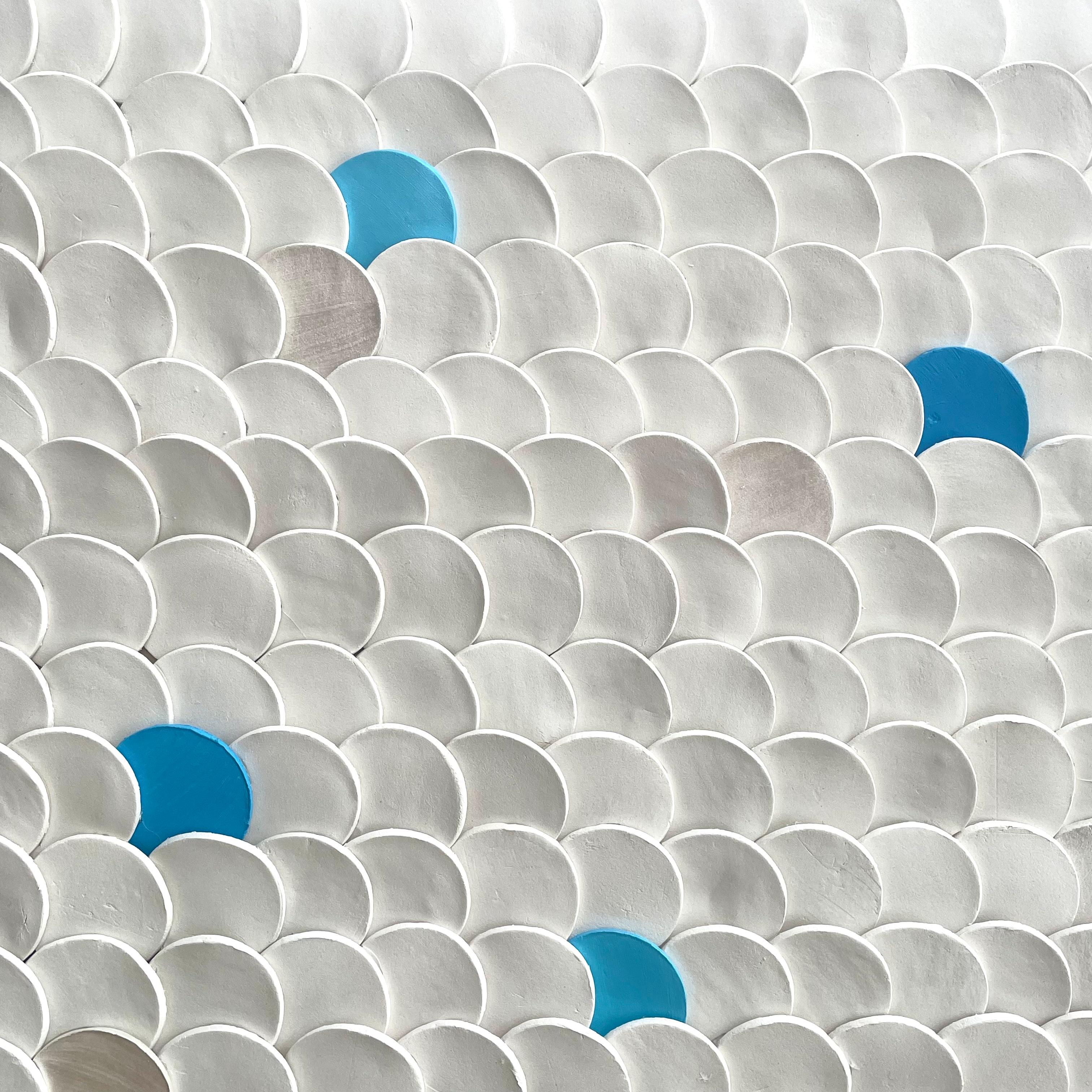 Squamae IX - Blau, Silber, Weiß 3D abstrakte geometrische Keramik-Wandkomposition im Angebot 1