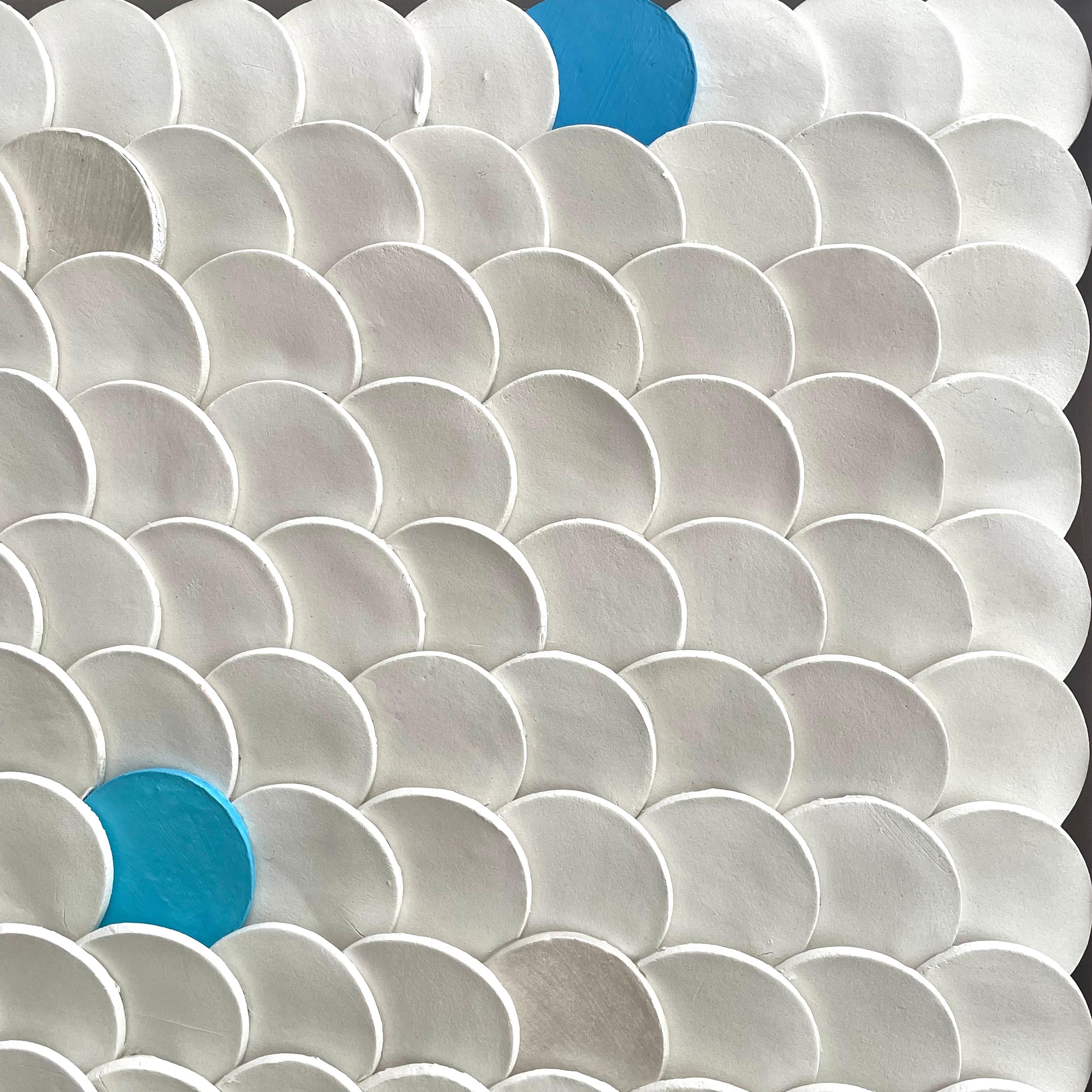 Squamae IX - Blau, Silber, Weiß 3D abstrakte geometrische Keramik-Wandkomposition im Angebot 2