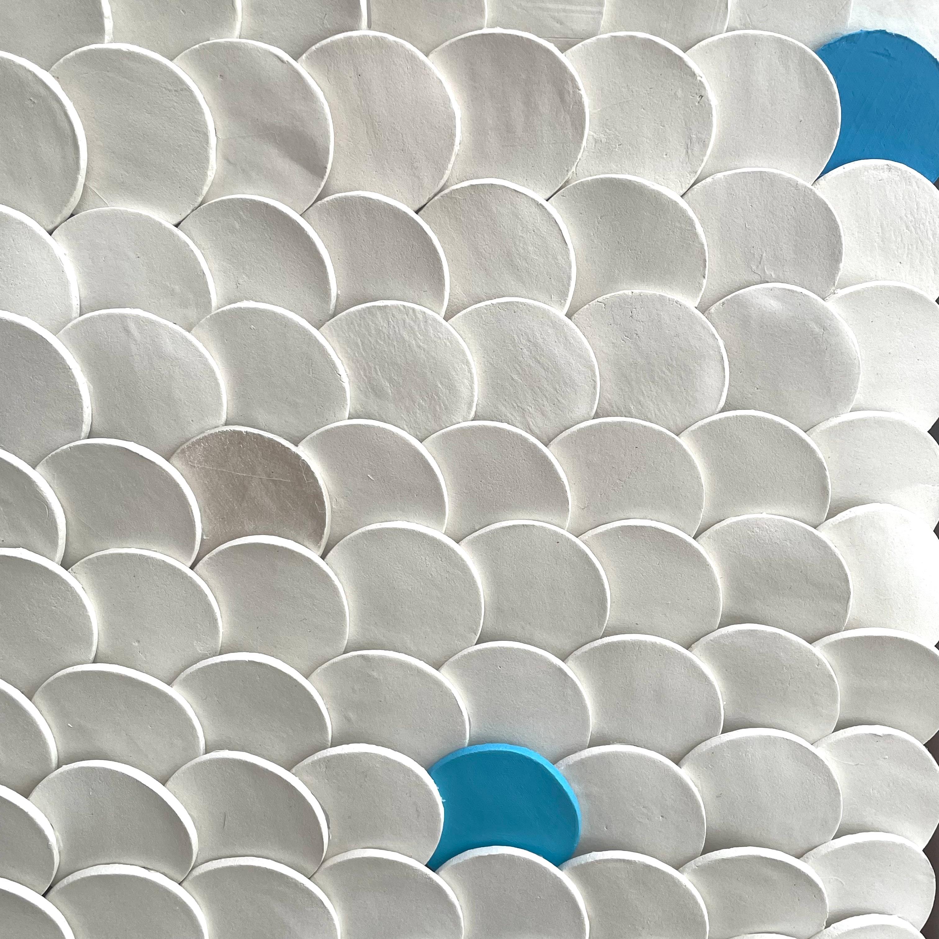 Squamae IX - Blau, Silber, Weiß 3D abstrakte geometrische Keramik-Wandkomposition im Angebot 3