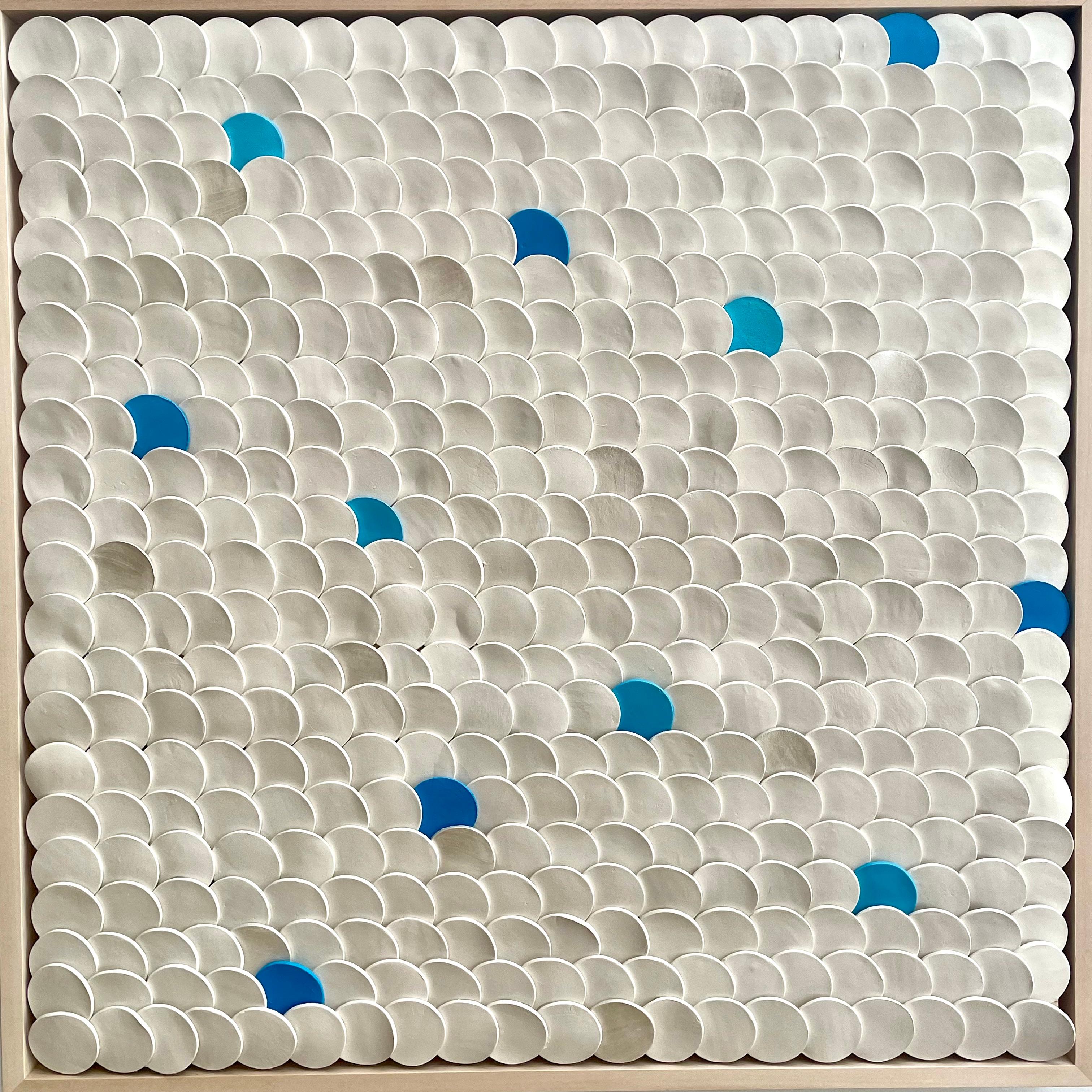 Squamae IX - Blau, Silber, Weiß 3D abstrakte geometrische Keramik-Wandkomposition – Mixed Media Art von Marie Laforey