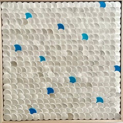Squamae IX - composition murale en céramique géométrique abstraite 3D bleue, argentée et blanche