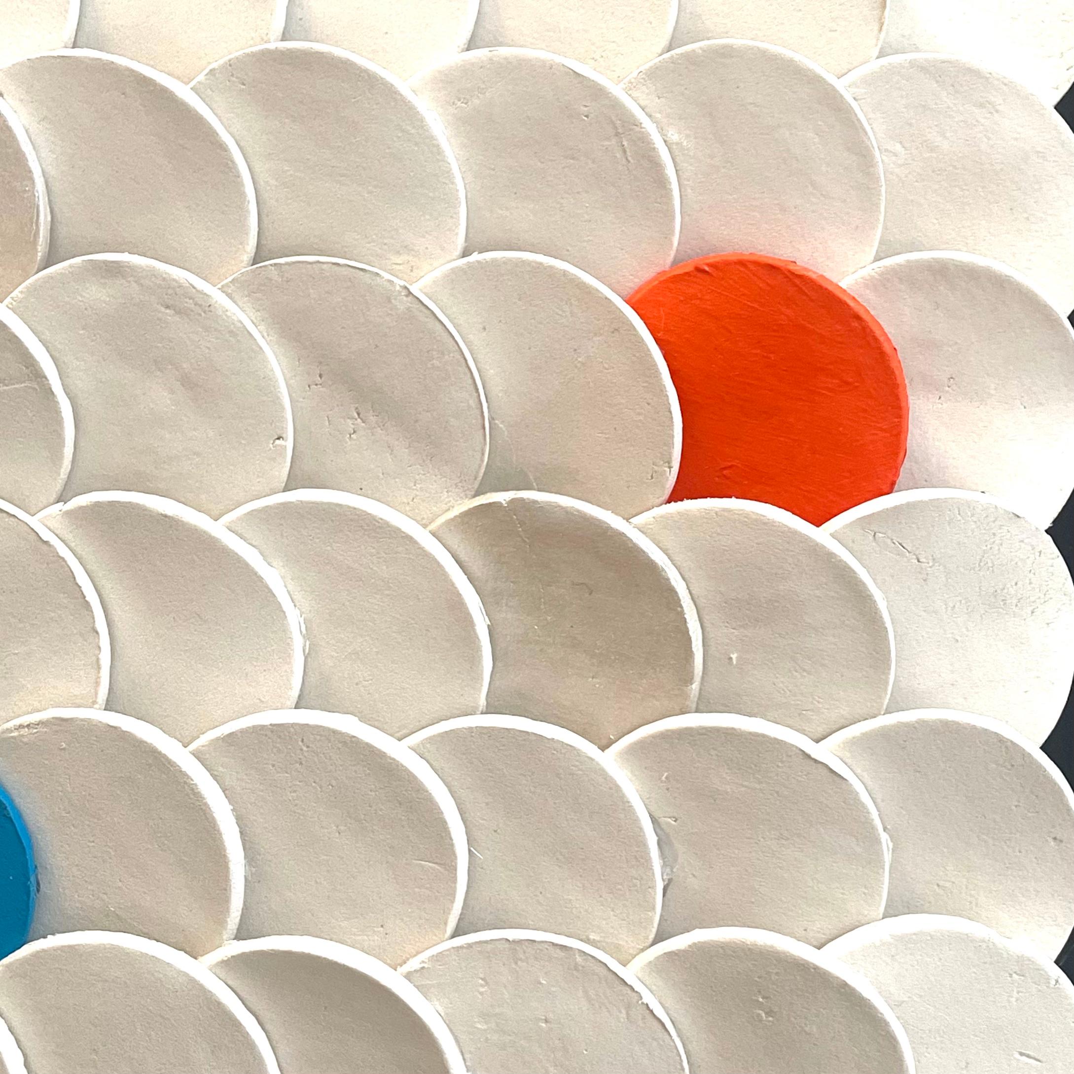Squamae S 2 - Blau, Orange, Weiß, Weiß 3D abstrakte geometrische Keramik-Wandkomposition im Angebot 2