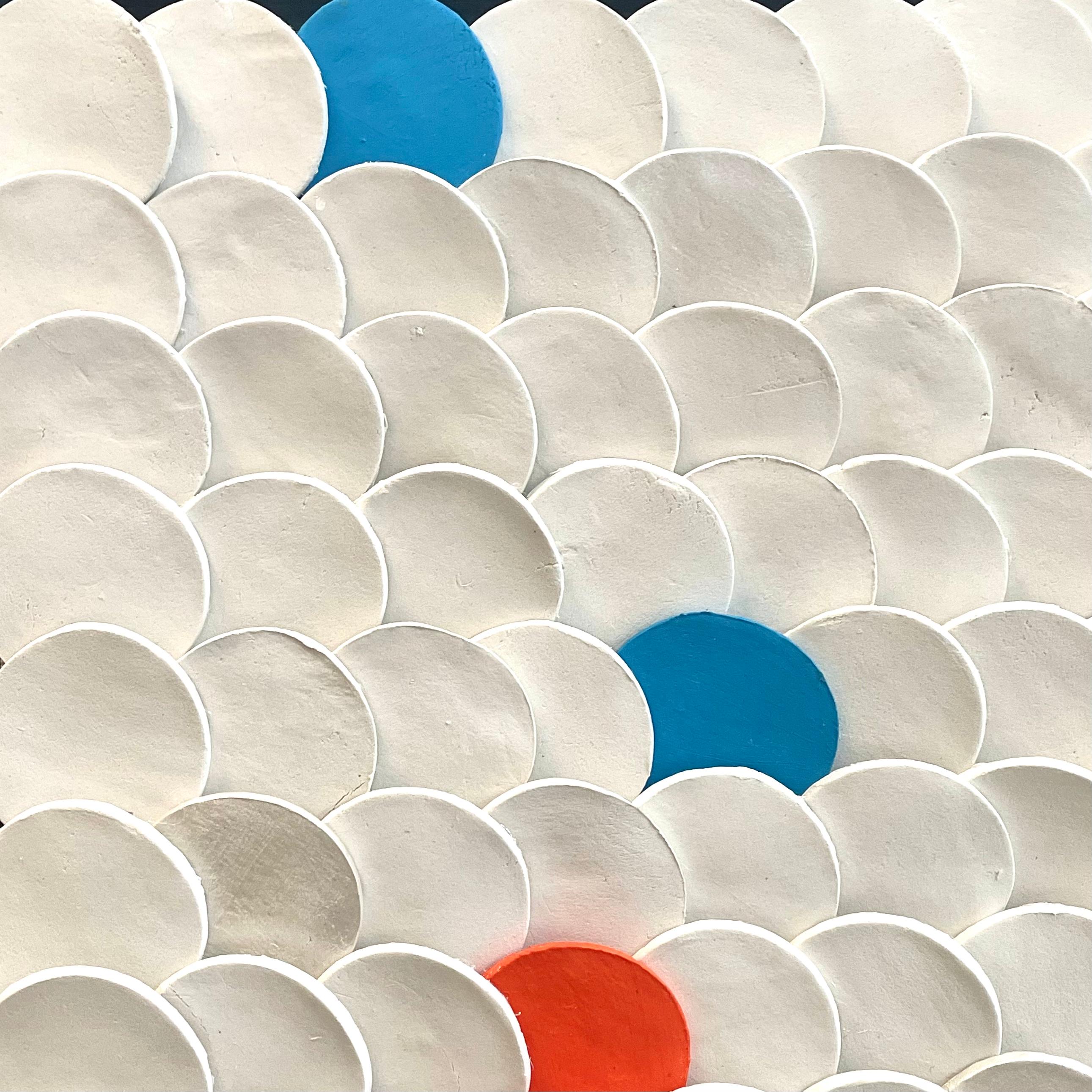 Squamae S 2 - Blau, Orange, Weiß, Weiß 3D abstrakte geometrische Keramik-Wandkomposition im Angebot 3