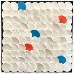 Squamae S 2 - composizione astratta geometrica da parete in ceramica blu, arancione e bianca in 3D