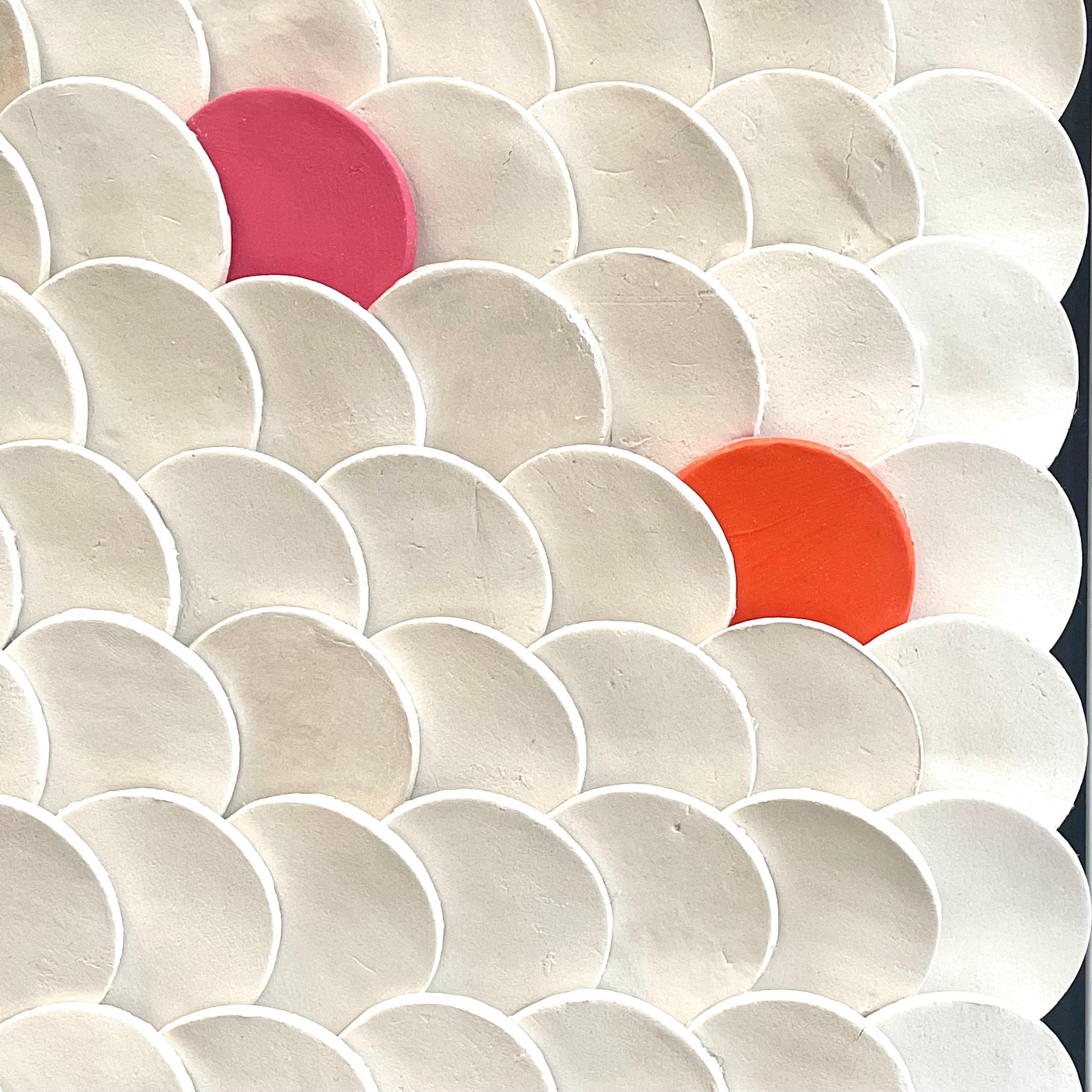 Squamae S 3 - Rosa, Orange, Weiß, Weiß 3D abstrakte geometrische Keramik-Wandkomposition im Angebot 2