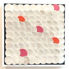 Squamae S 3 - composición mural cerámica abstracta geométrica 3D rosa, naranja y blanca