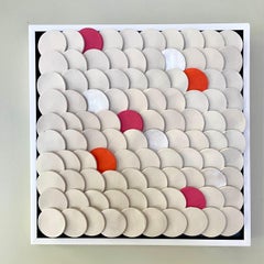 Squamae S 4 – rosa, orange, weiße abstrakte geometrische 3D-Wandkomposition aus Keramik