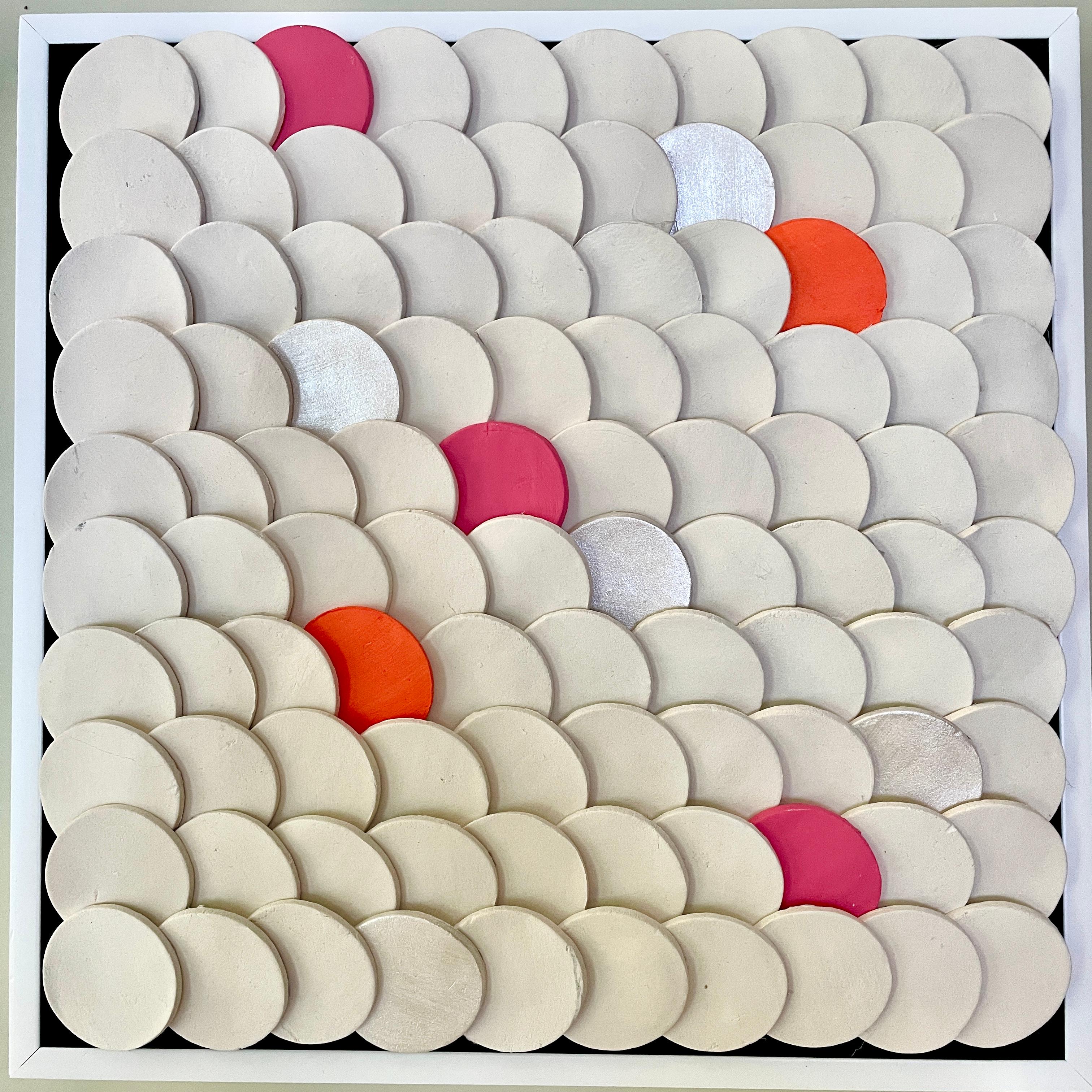Abstract Sculpture di Marie Laforey - Squamae S 4 - composizione murale in ceramica con motivi geometrici astratti 3D nei colori rosa, arancione e bianco