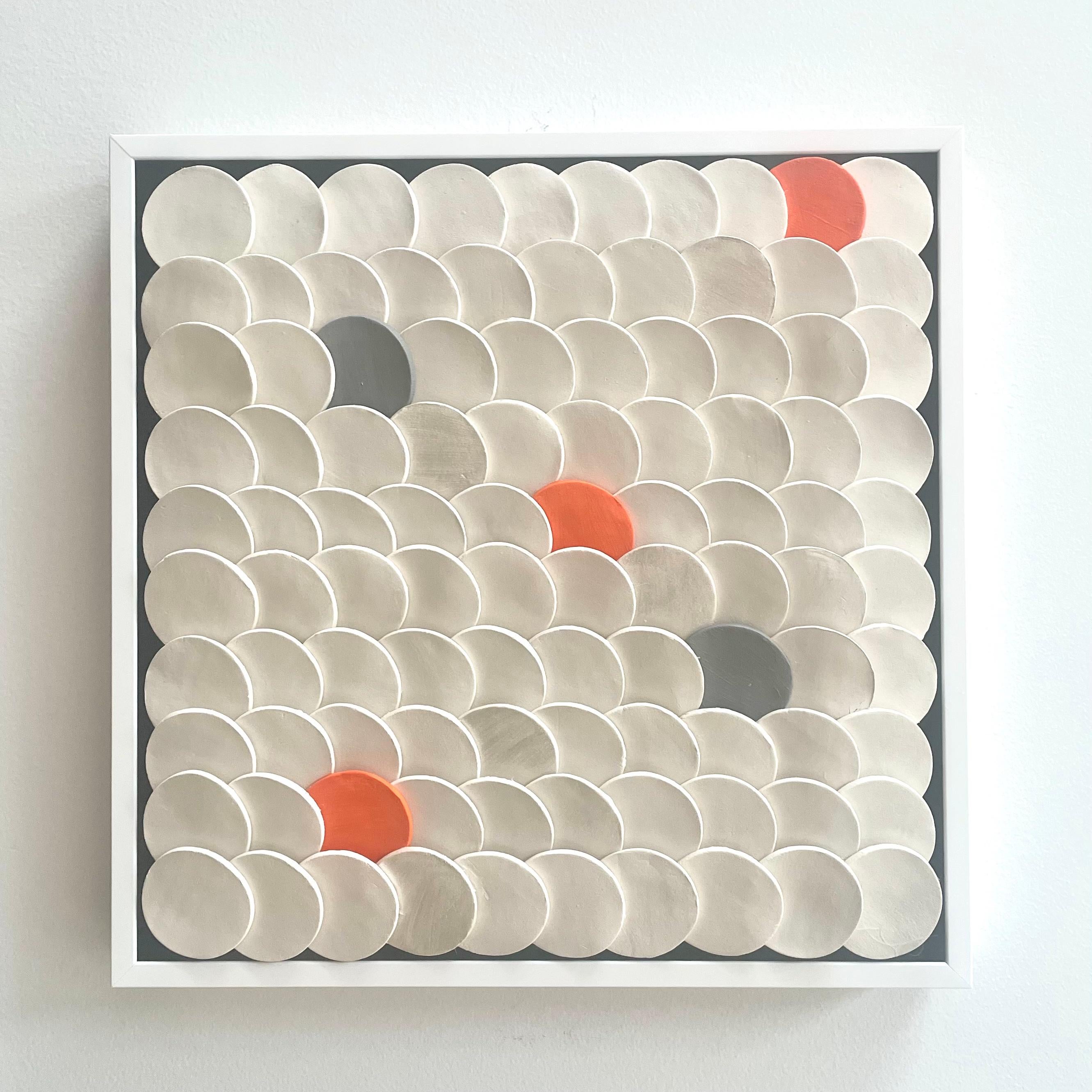 Squamae S 5 - orange, grau, weiß 3D abstrakte geometrische Keramik-Wandgestaltung – Sculpture von Marie Laforey