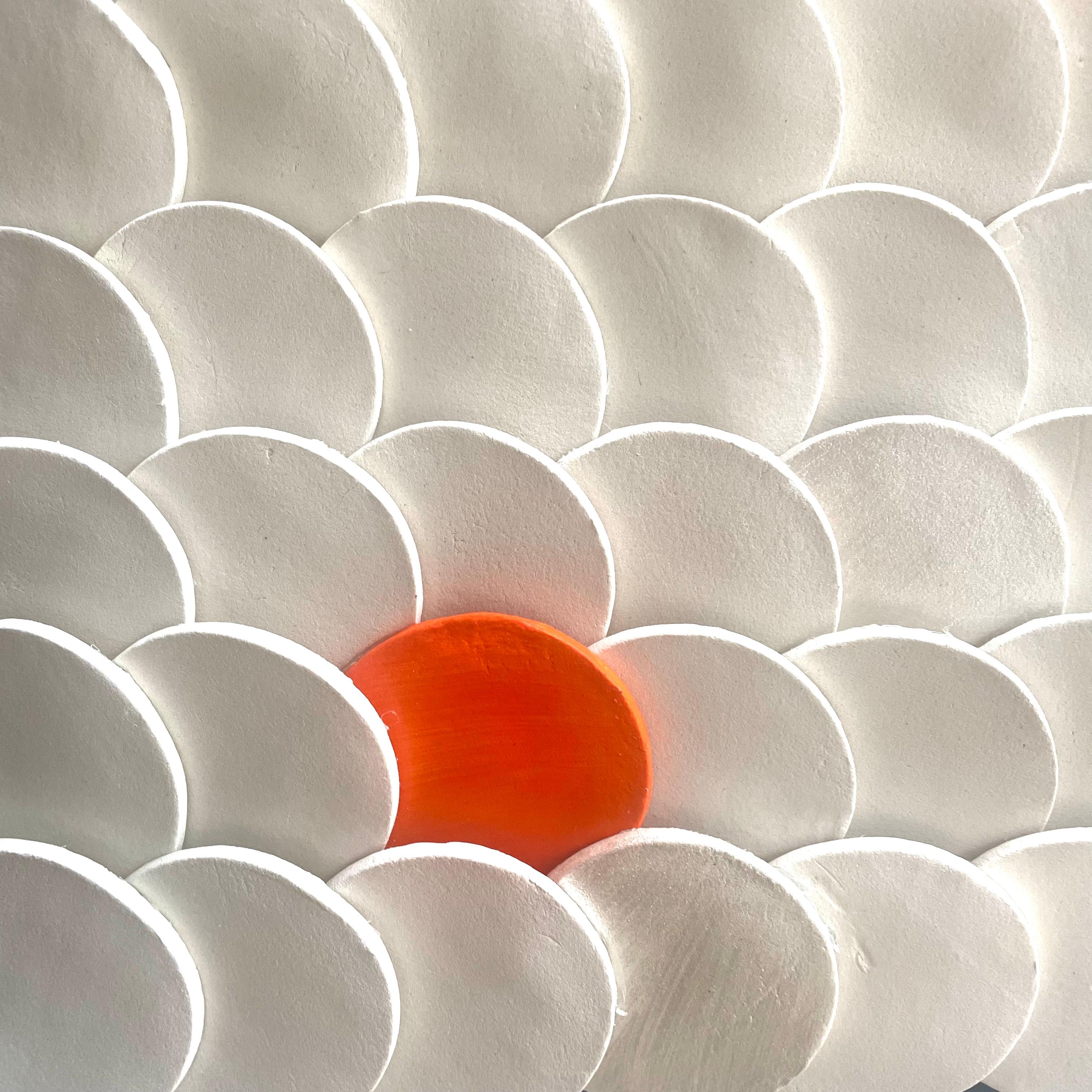 Squamae S 5 - orange, grau, weiß 3D abstrakte geometrische Keramik-Wandgestaltung (Zeitgenössisch), Sculpture, von Marie Laforey