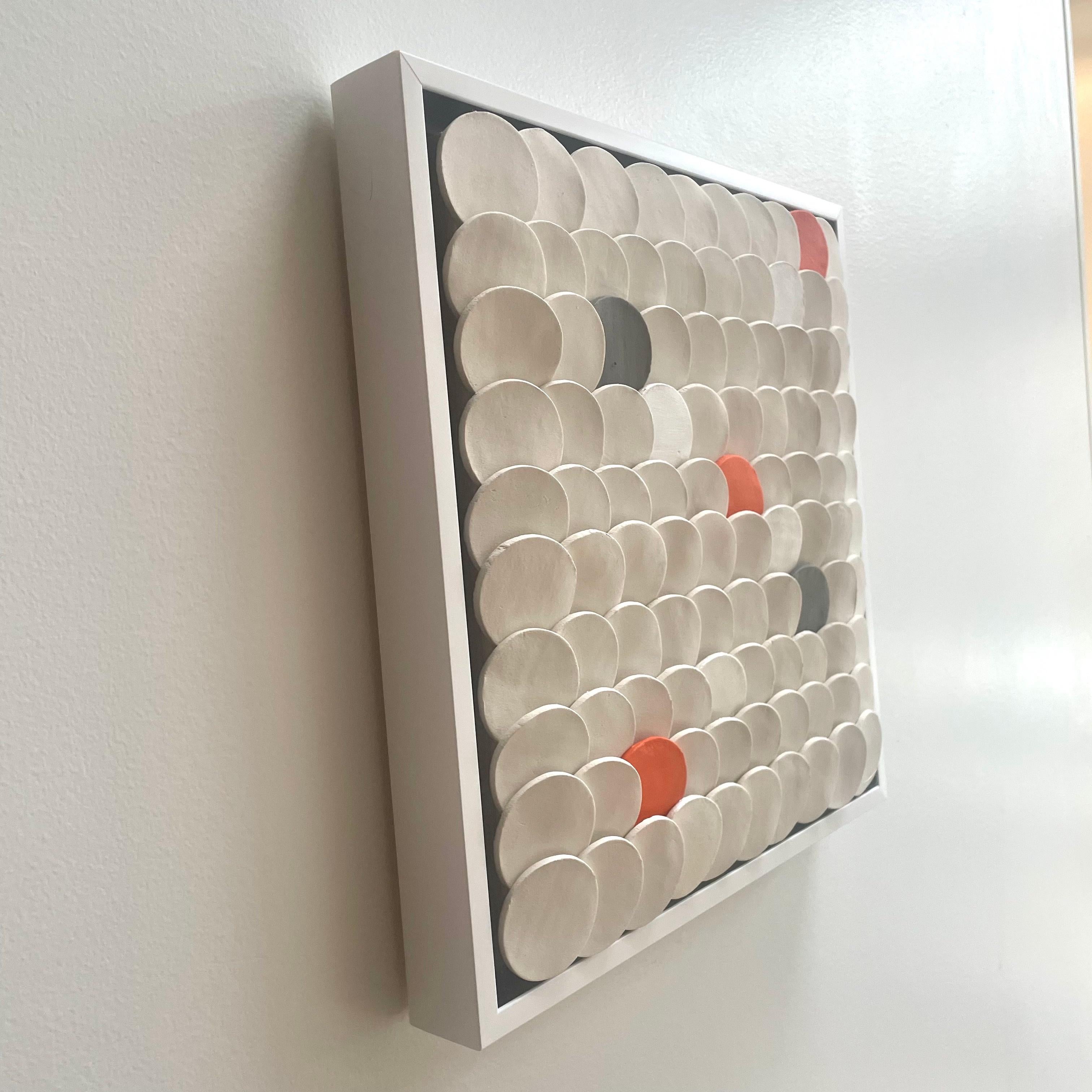Squamae S 5 - orange, grau, weiß 3D abstrakte geometrische Keramik-Wandgestaltung im Angebot 1