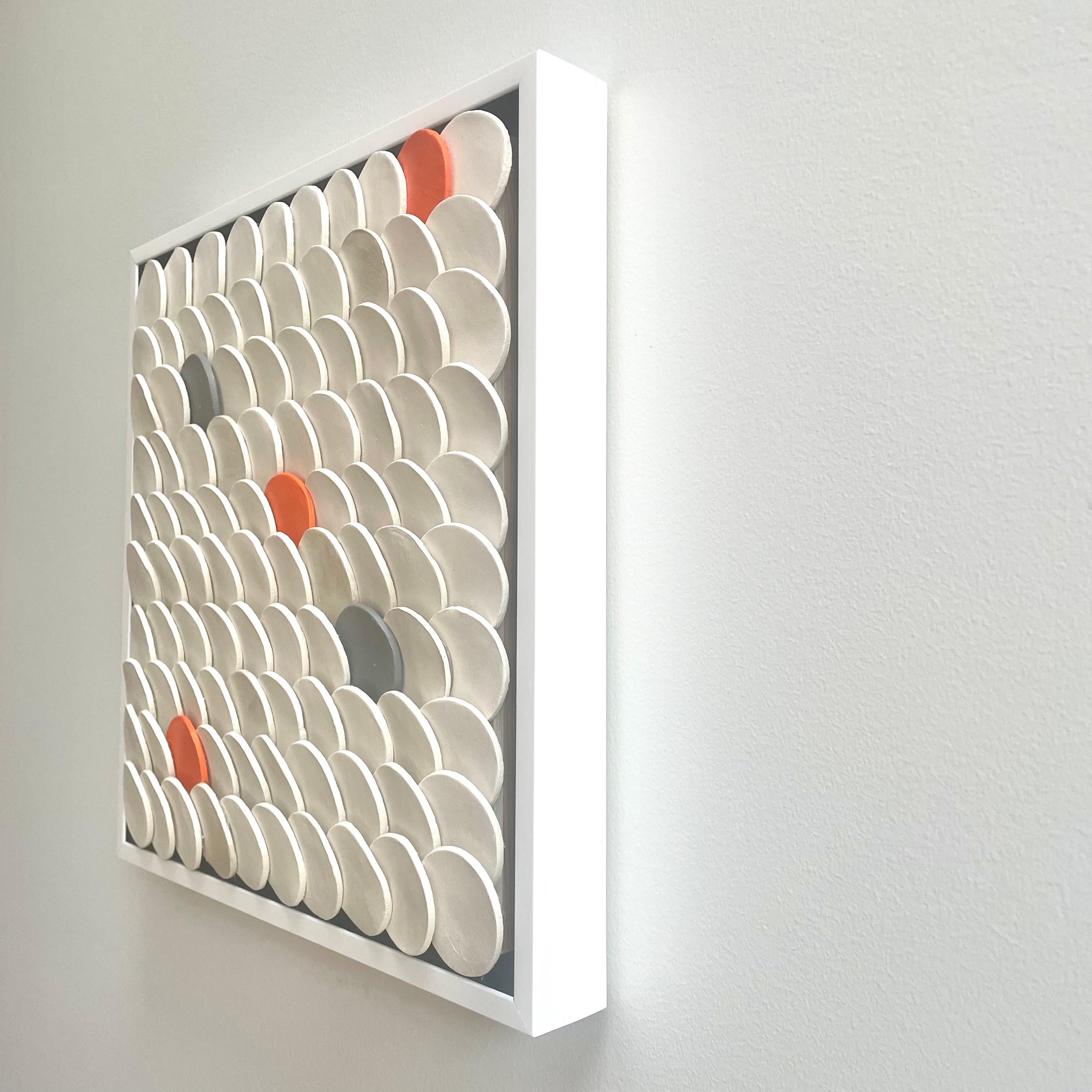 Squamae S 5 - orange, grau, weiß 3D abstrakte geometrische Keramik-Wandgestaltung im Angebot 2