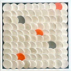 Squamae S 5 - composición mural cerámica abstracta geométrica 3D naranja, gris y blanca