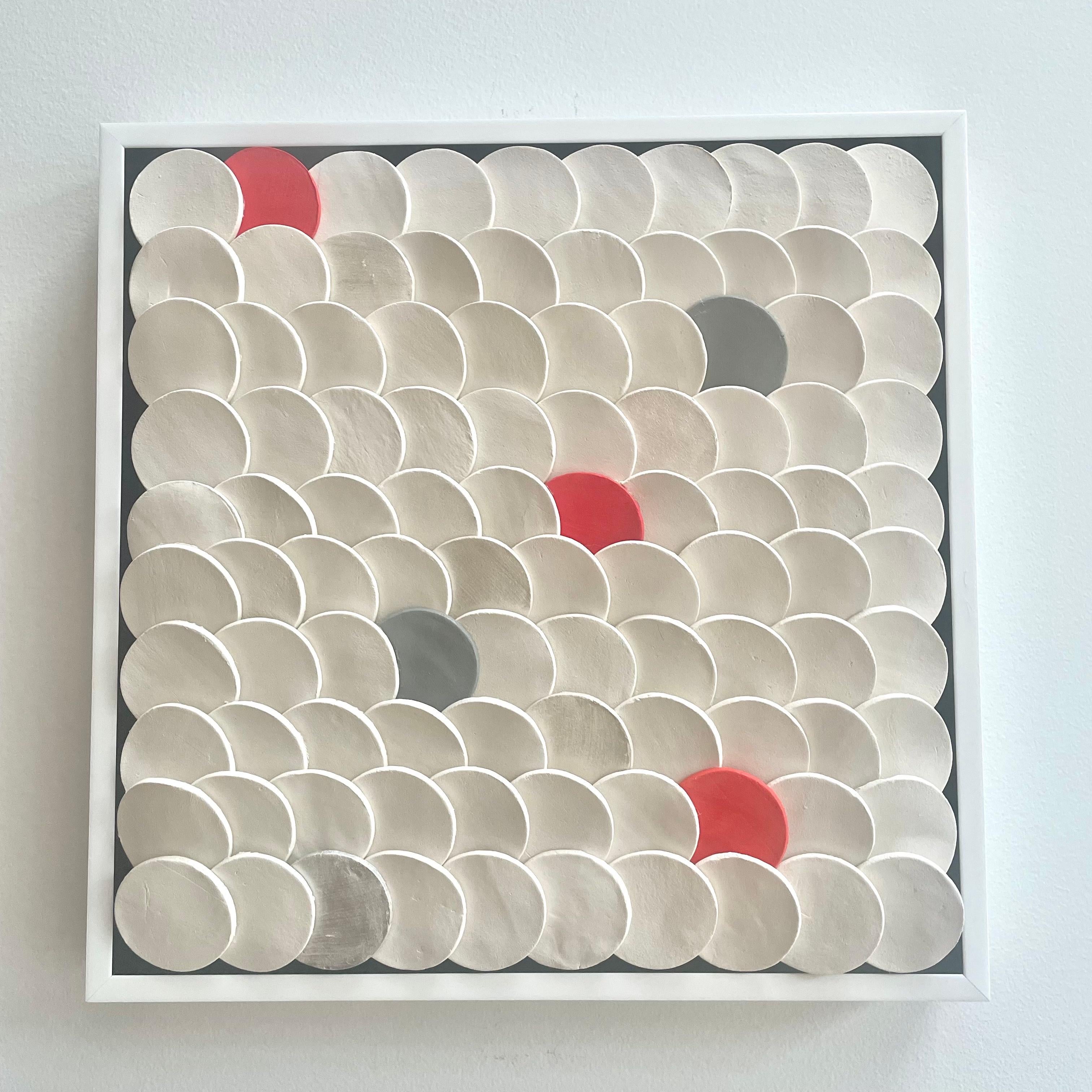 Squamae S 7 - composición mural cerámica abstracta geométrica 3D roja, gris y blanca - Sculpture de Marie Laforey