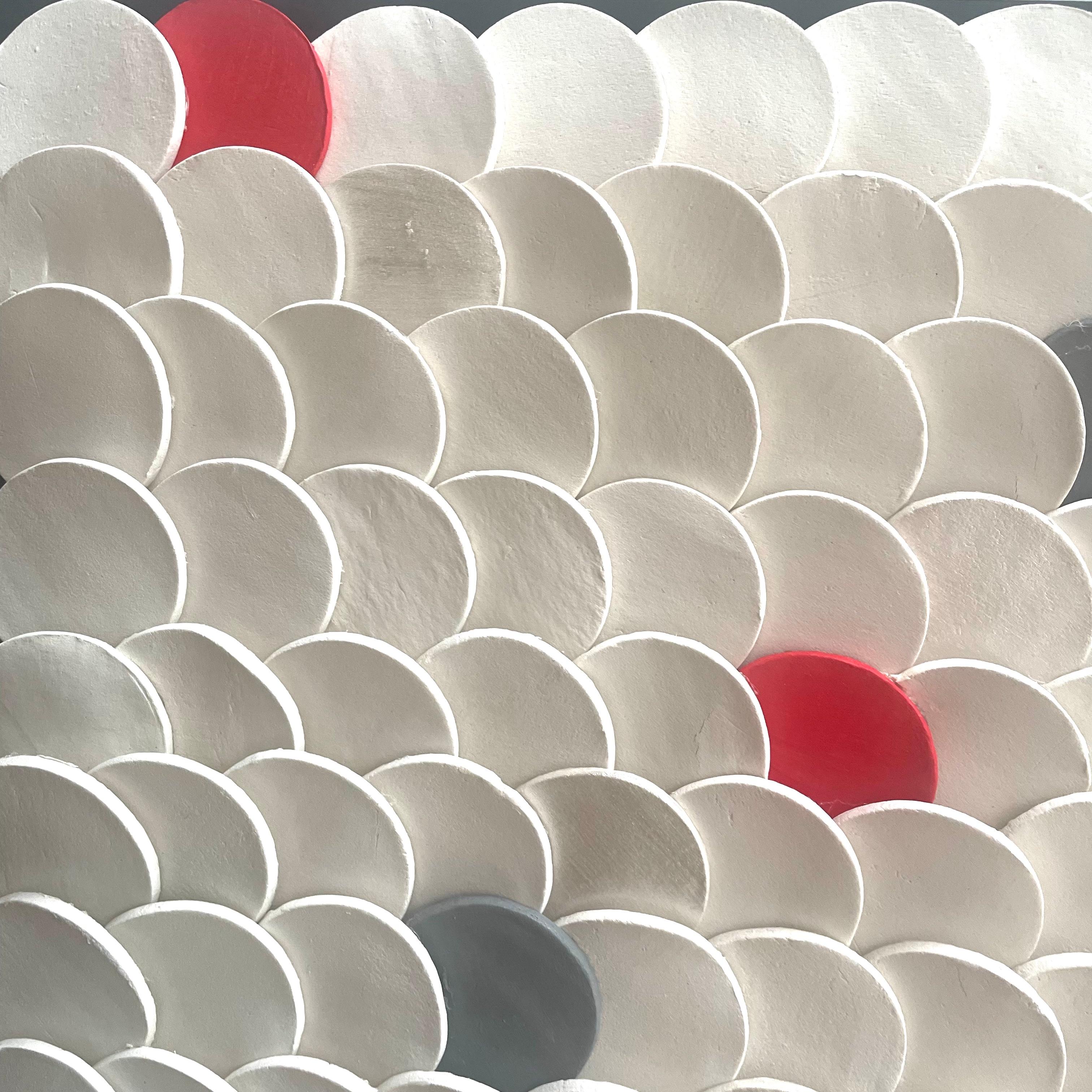 Squamae S 7 - composición mural cerámica abstracta geométrica 3D roja, gris y blanca - Abstract Sculpture Gris de Marie Laforey
