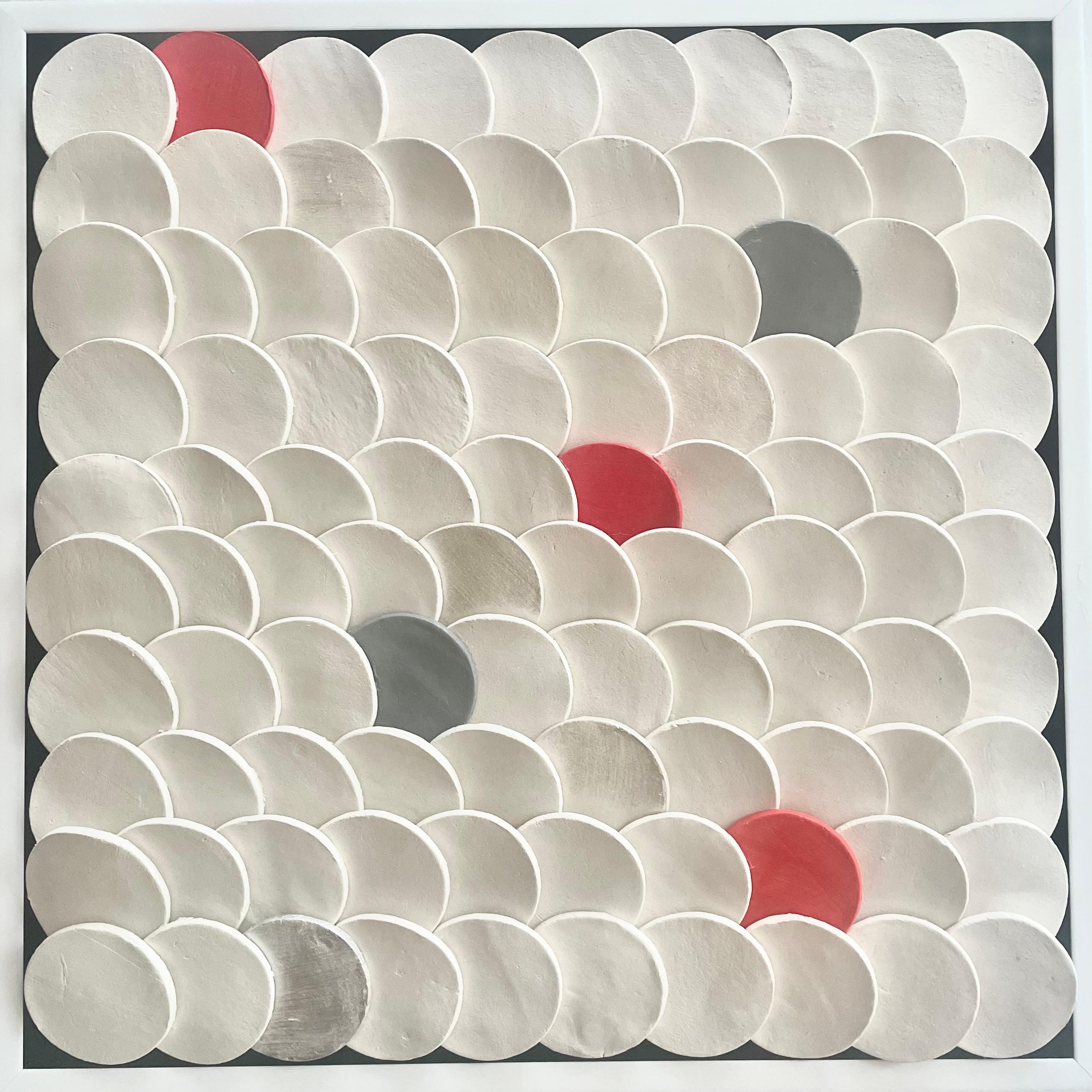 Squamae S 7 - composición mural cerámica abstracta geométrica 3D roja, gris y blanca