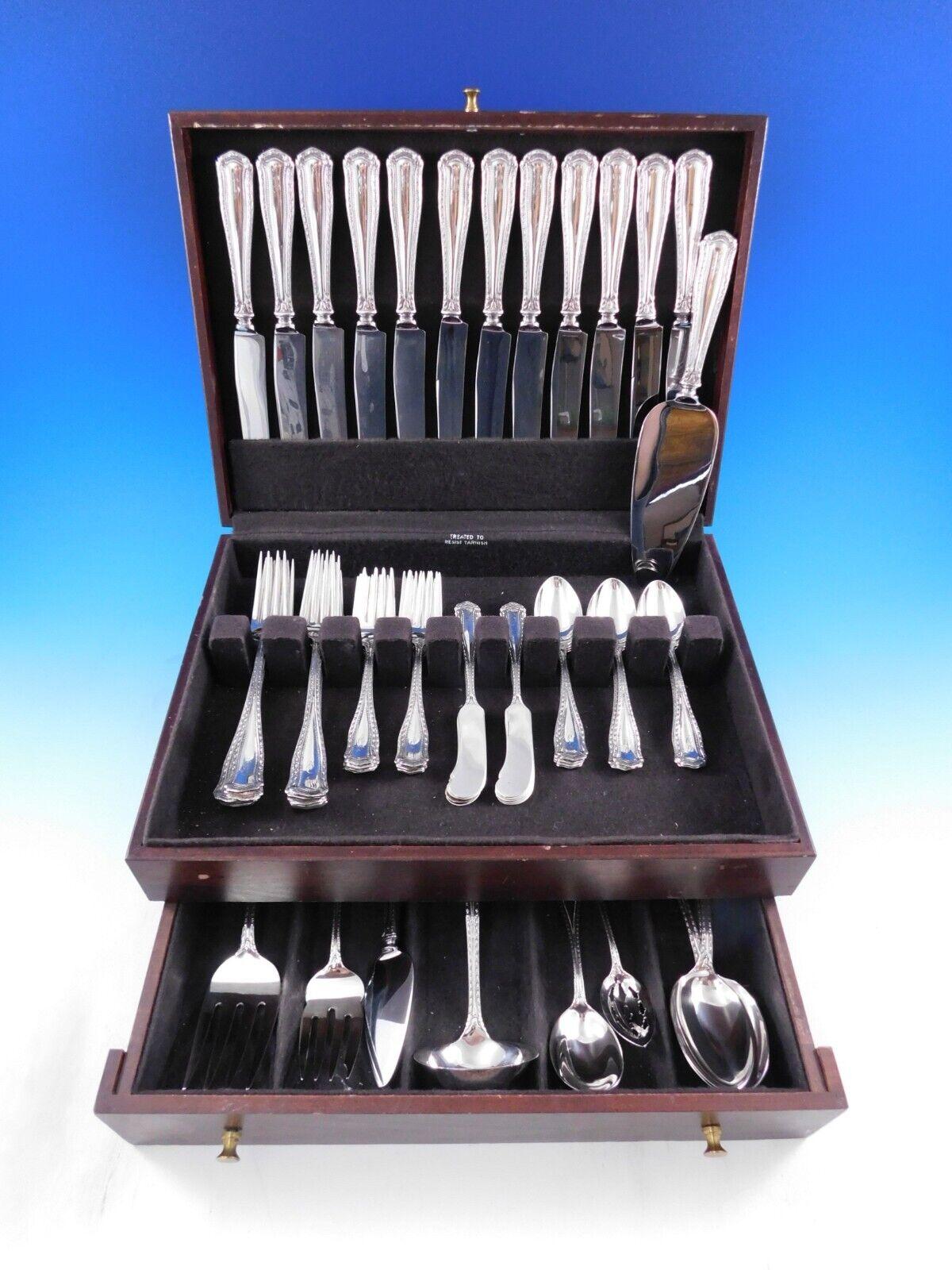 Set di posate Marie Louise by Shreve in argento sterling - 70 pezzi. Questo modello è stato introdotto nel 1915 e presenta un bordo decorativo unico. Questo set comprende:

12 coltelli per la cena, 9 3/8
