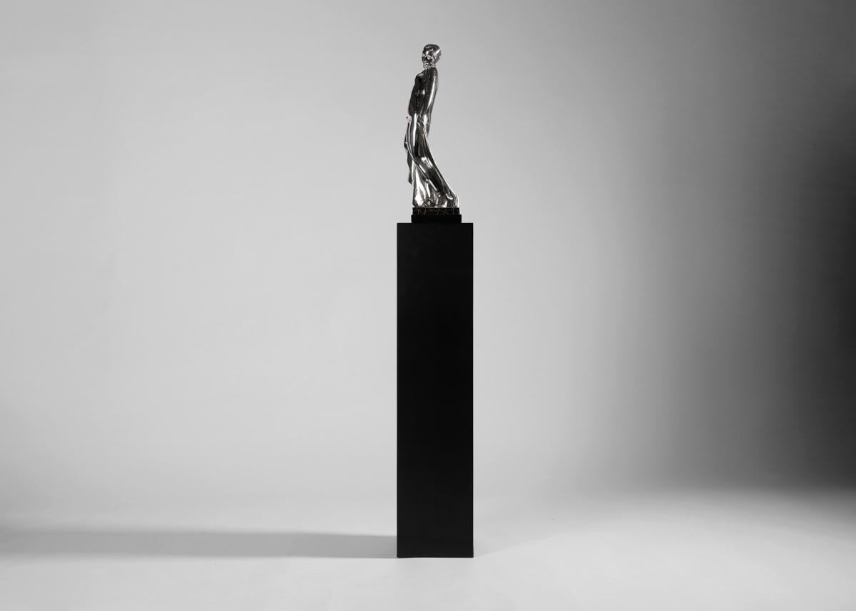 Signé M SIMARD, situé à PARIS et daté 1926 sur la base.

Il s'agit probablement de la sculpture Mona Vanna exposée par Simard au 17e Salon des Artistes Décorateurs en 1927. Sa date (1926) prouve qu'il s'agit de l'une des toutes premières sculptures