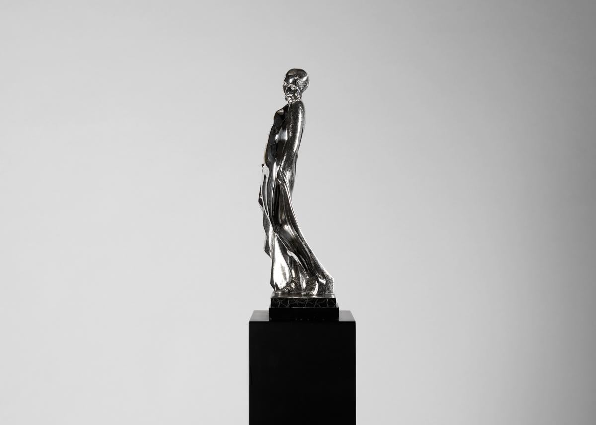Milieu du XXe siècle Marie-Louise Simard, sculpture Art déco d'une femme, France, 1926 en vente