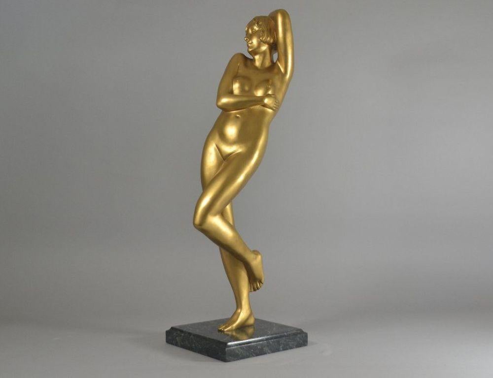 Marie Louise SIMARD (1886-1963)

Nackte Tänzerin.
Um 1930.
Hohe Skulptur aus vergoldeter Bronze auf einem Marmorsockel.
Beeindruckende 62 cm hoch.
Ausgezeichneter Zustand.