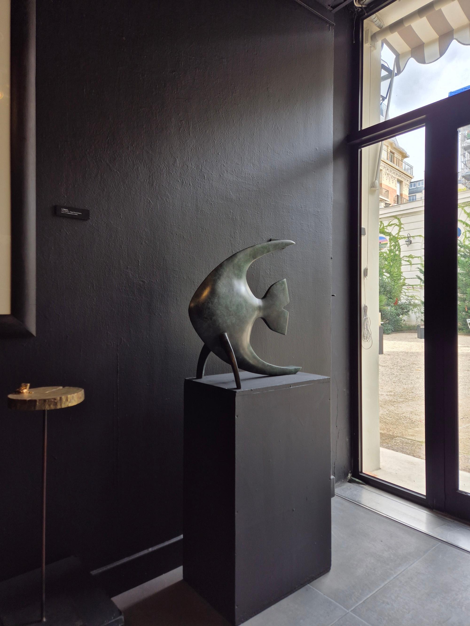 Acqua di Marie Louise Sorbac - Scultura animale in bronzo di un pesce, mare in vendita 15