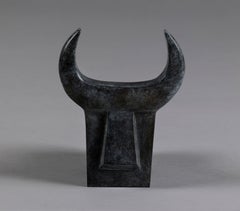 Aramis par Marie Louise Sorbac - Sculpture en bronze d'un taureau, Art animalier