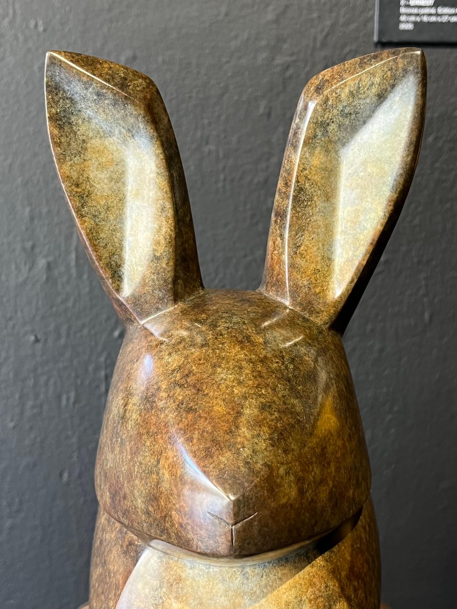 Ernest by Marie Louise Sorbac - Sculpture animalière en bronze, lapin, noir, lisse en vente 10
