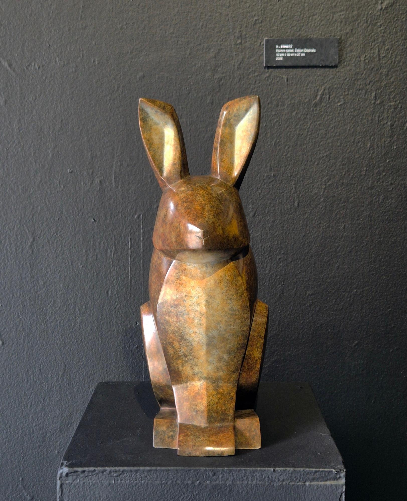 Ernest by Marie Louise Sorbac - Sculpture animalière en bronze, lapin, noir, lisse en vente 11