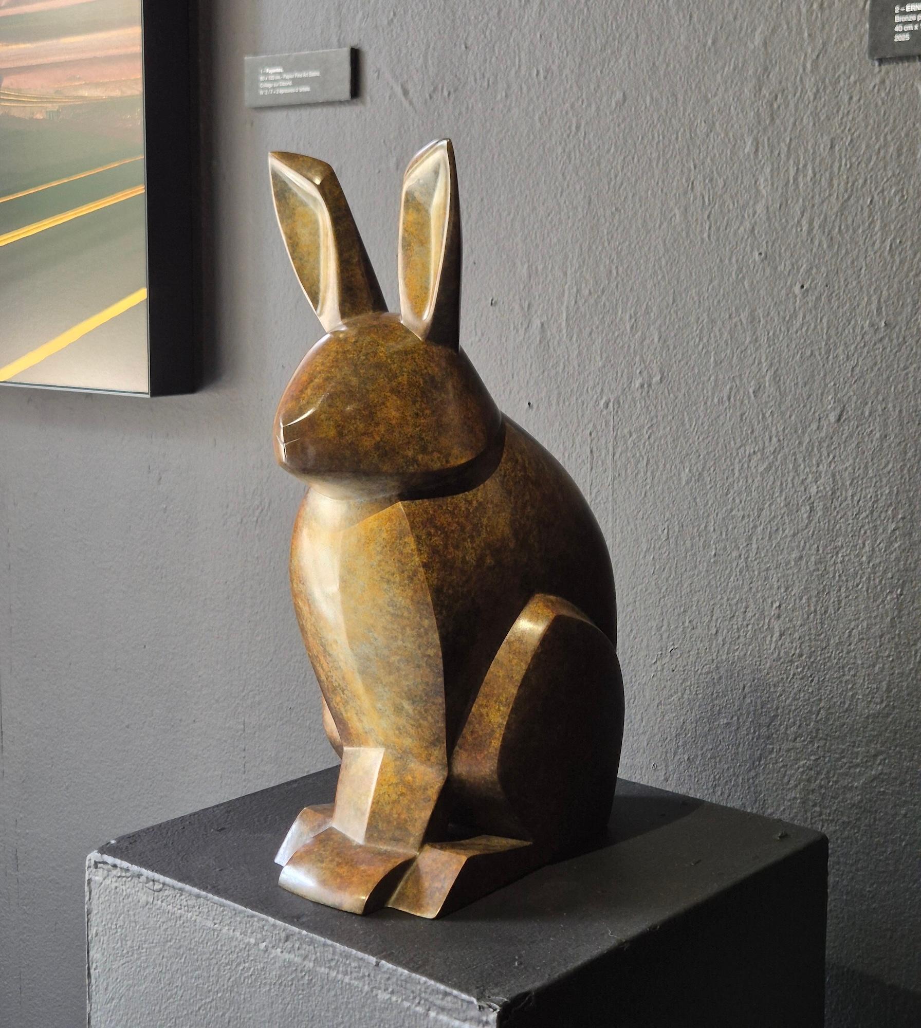 Ernest by Marie Louise Sorbac - Sculpture animalière en bronze, lapin, noir, lisse en vente 12