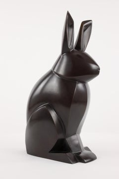 Ernest von Marie Louise Sorbac – Tier-Bronze-Skulptur eines Kaninchens, schwarz, glatt