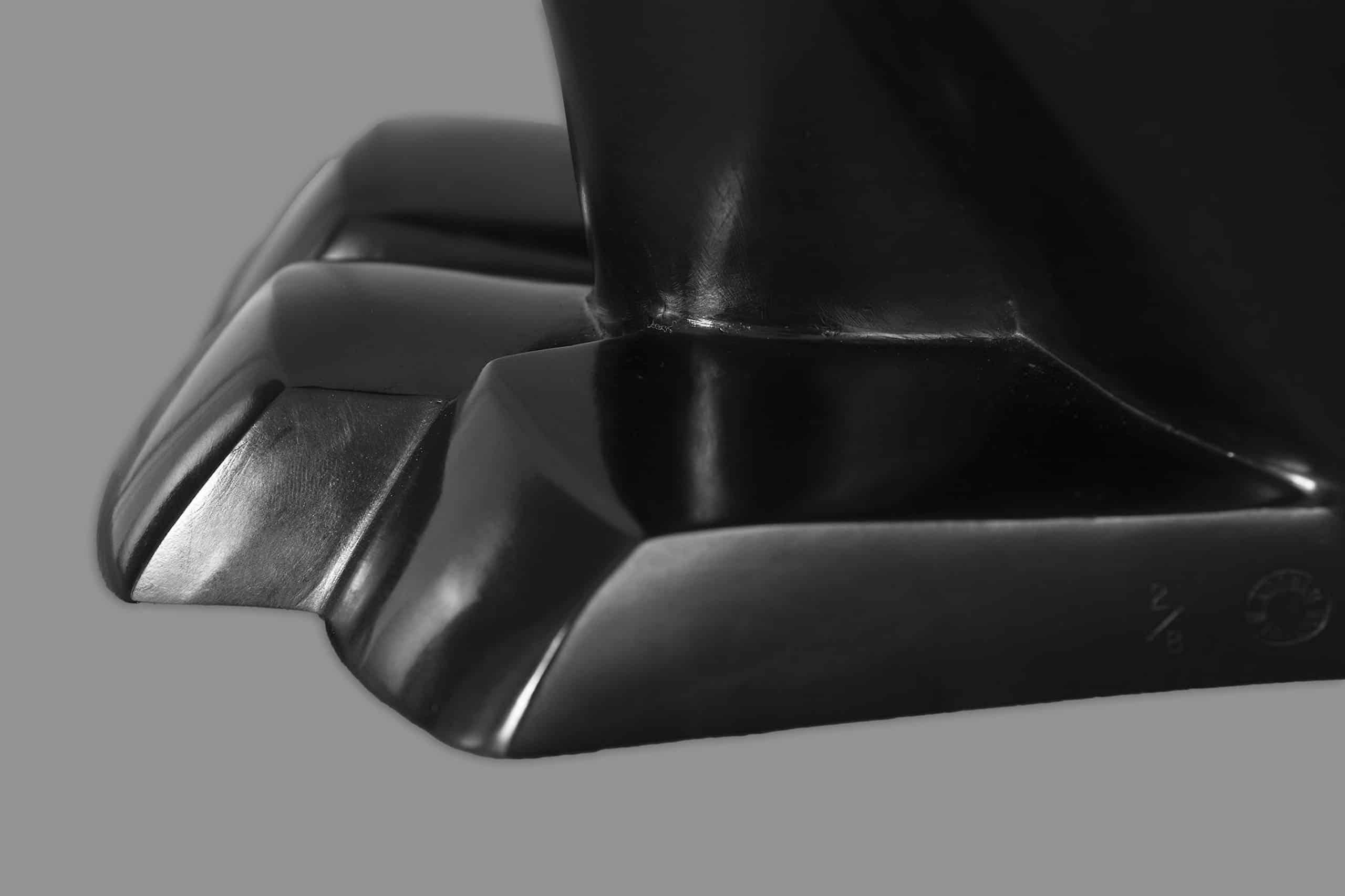 Leona di Marie Louise Sorbac - Scultura animale in bronzo, leonessa, colore nero in vendita 5