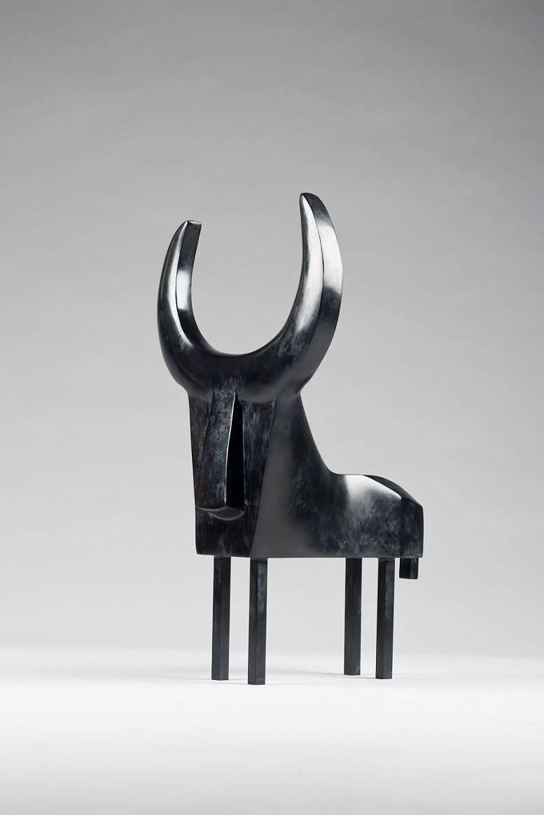 Macho by Marie Louise Sorbac - Sculpture animalière en bronze, taureau en vente 1