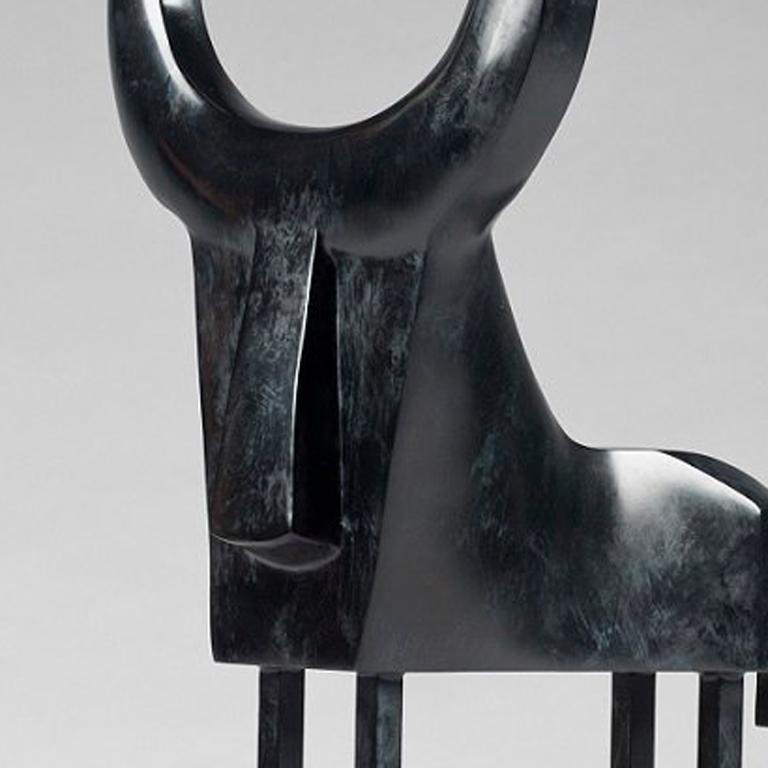 Macho by Marie Louise Sorbac - Sculpture animalière en bronze, taureau en vente 3