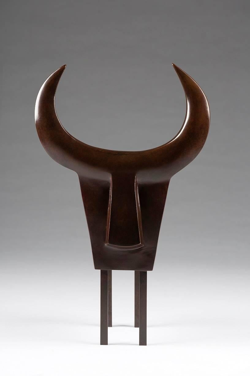 Macho est une sculpture de taureau en bronze de l'artiste contemporaine franco-argentine Marie Louise Sorbac. Cette œuvre d'art fait partie de la série des bronzes animaliers célébrant la nature et le règne animal. Cette sculpture n'est disponible