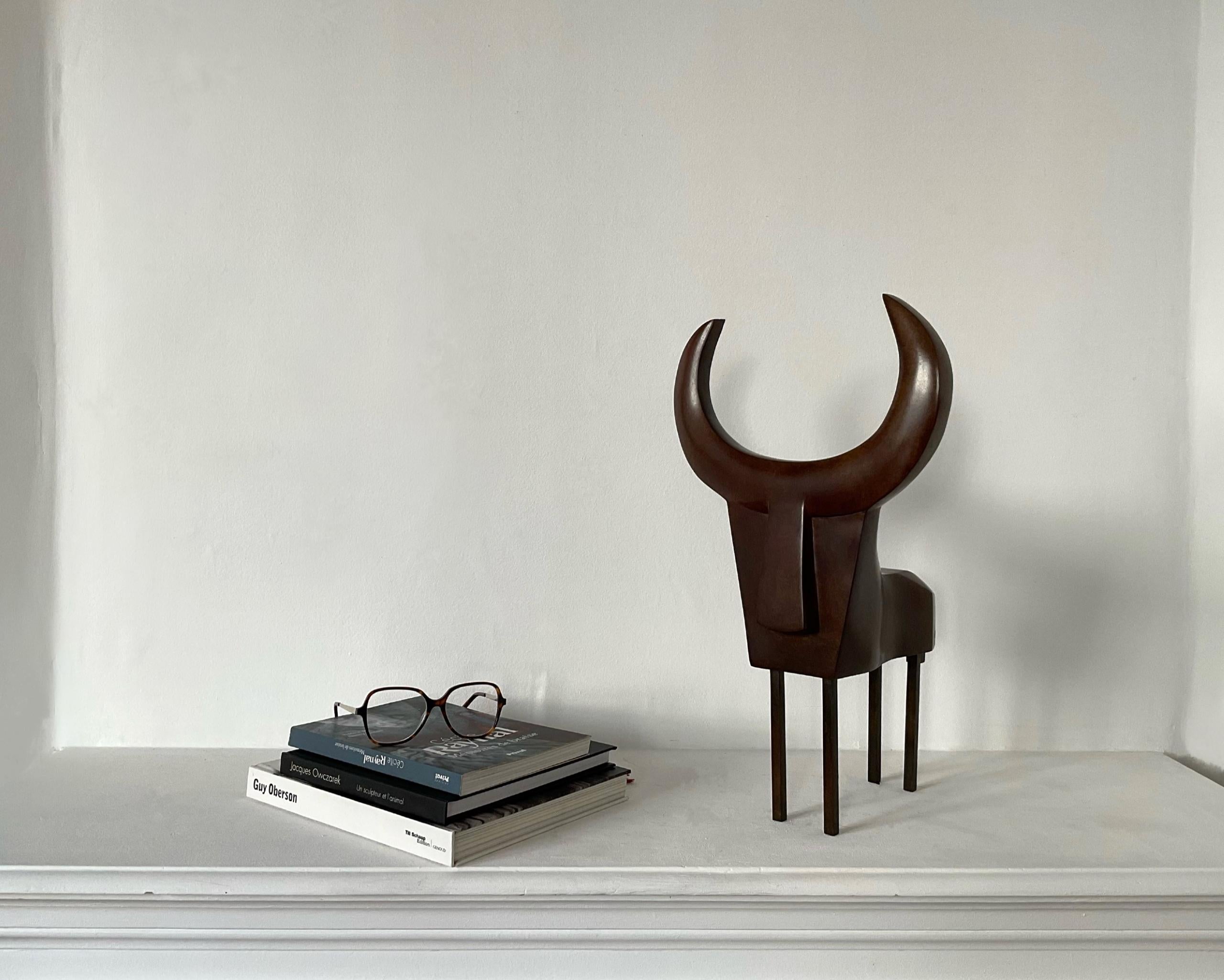 Macho de Marie Louise Sorbac - Sculpture contemporaine en bronze, taureau géométrique en vente 2