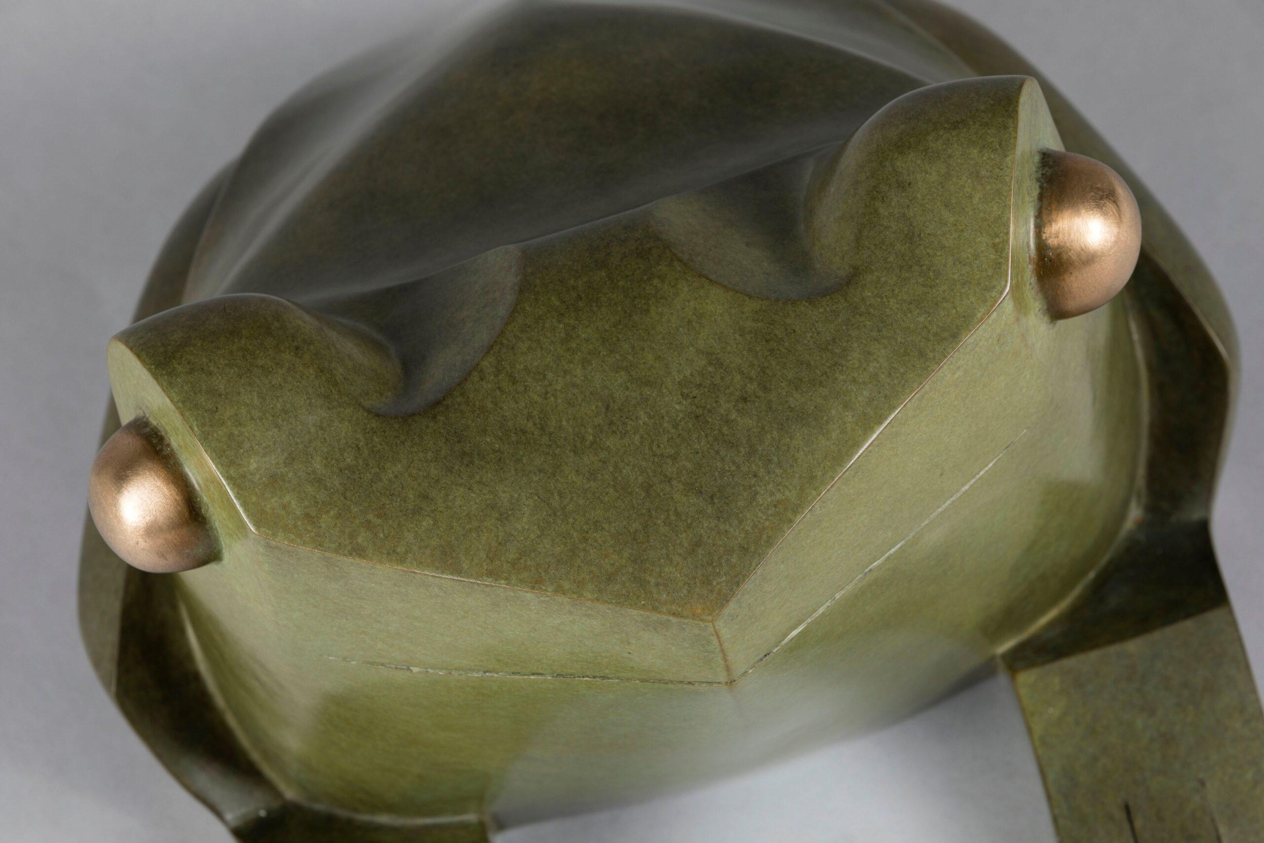 Mafalda de Marie Louise Sorbac  Sculpture animalière en bronze, grenouille, patine verte en vente 6