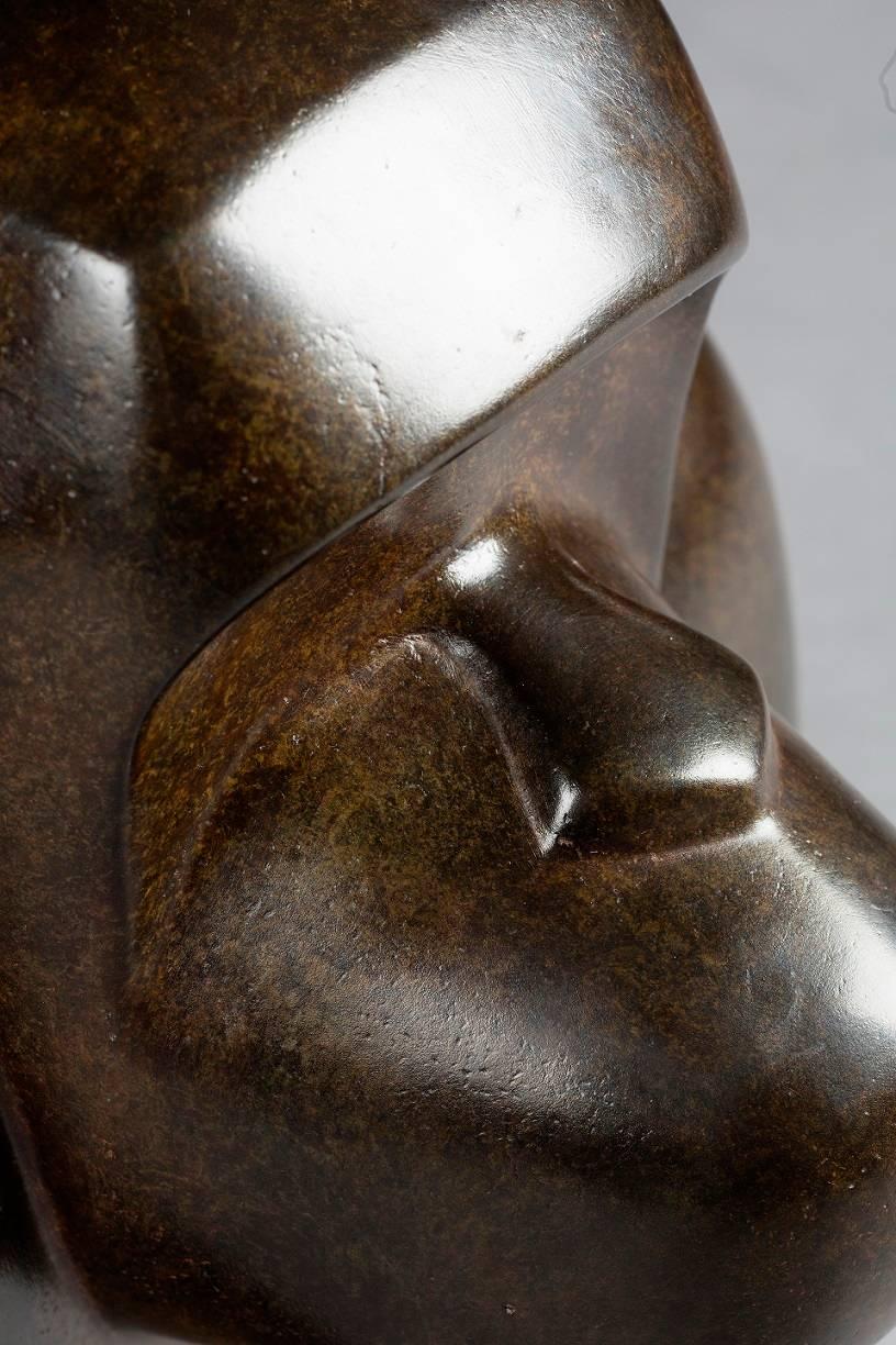 Oscar von Marie Louise Sorbac – Bronzeskulptur eines Bonobo-Monkeys aus Bronze, golden im Angebot 5